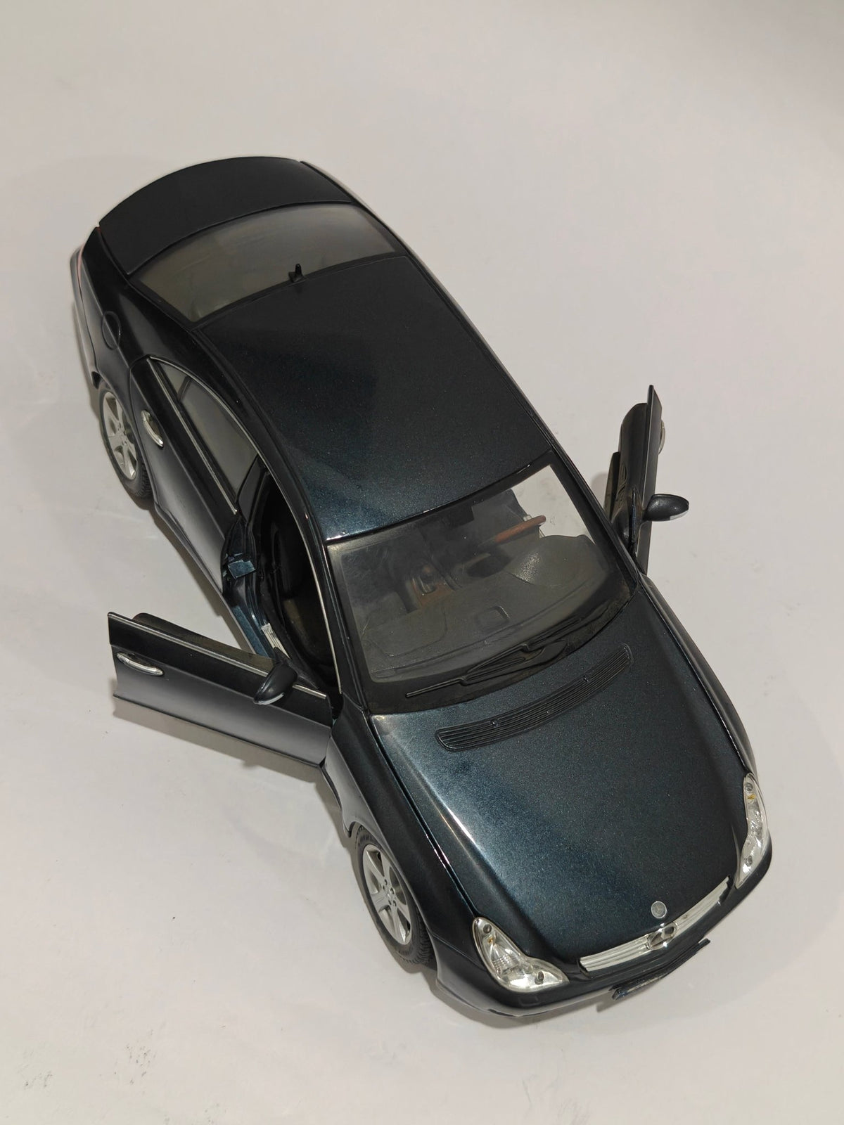 1:18 Maisto Mercedes - Benz CLS (Pre - Owned) - Kinder Logs