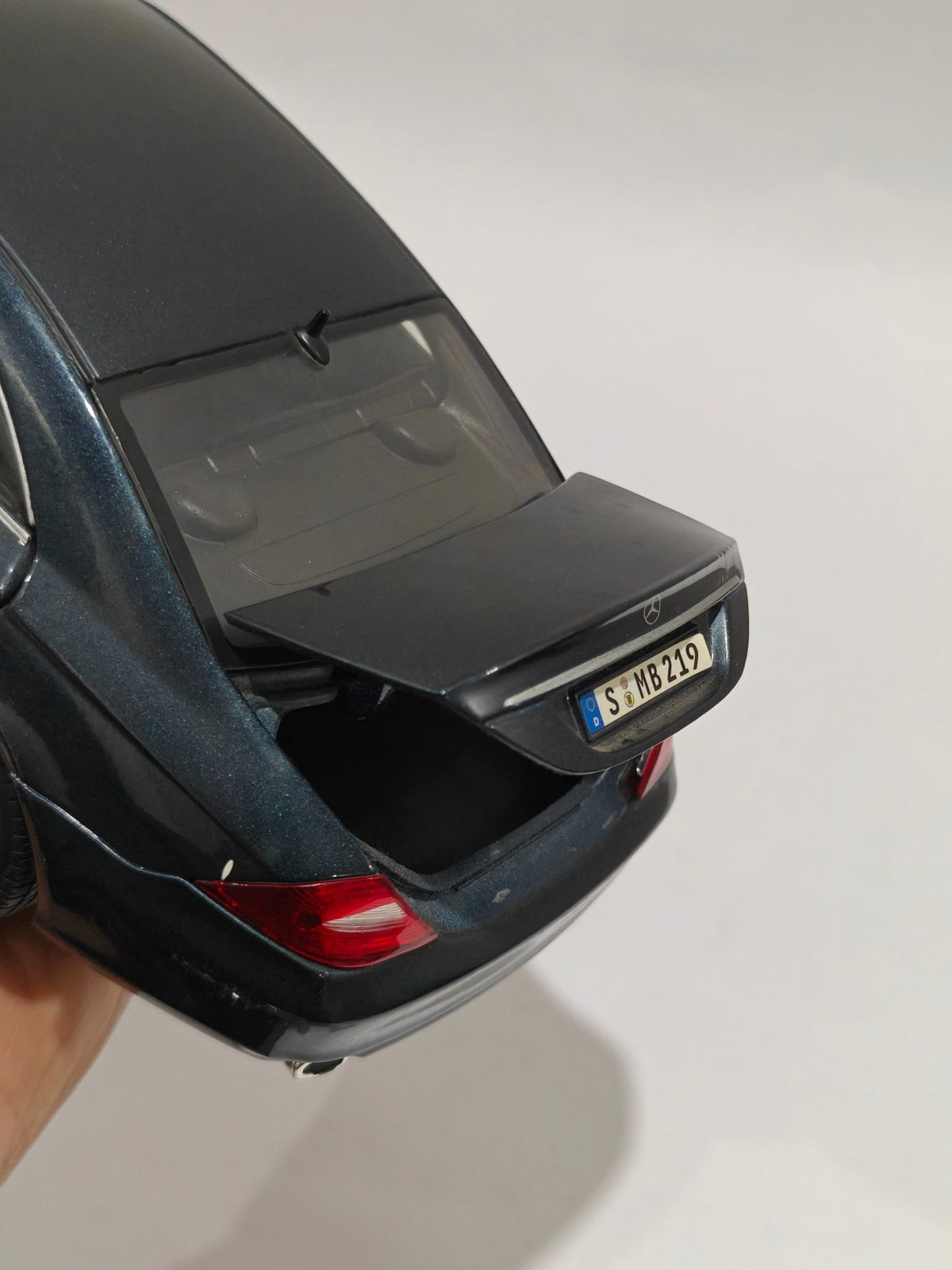 1:18 Maisto Mercedes - Benz CLS (Pre - Owned) - Kinder Logs