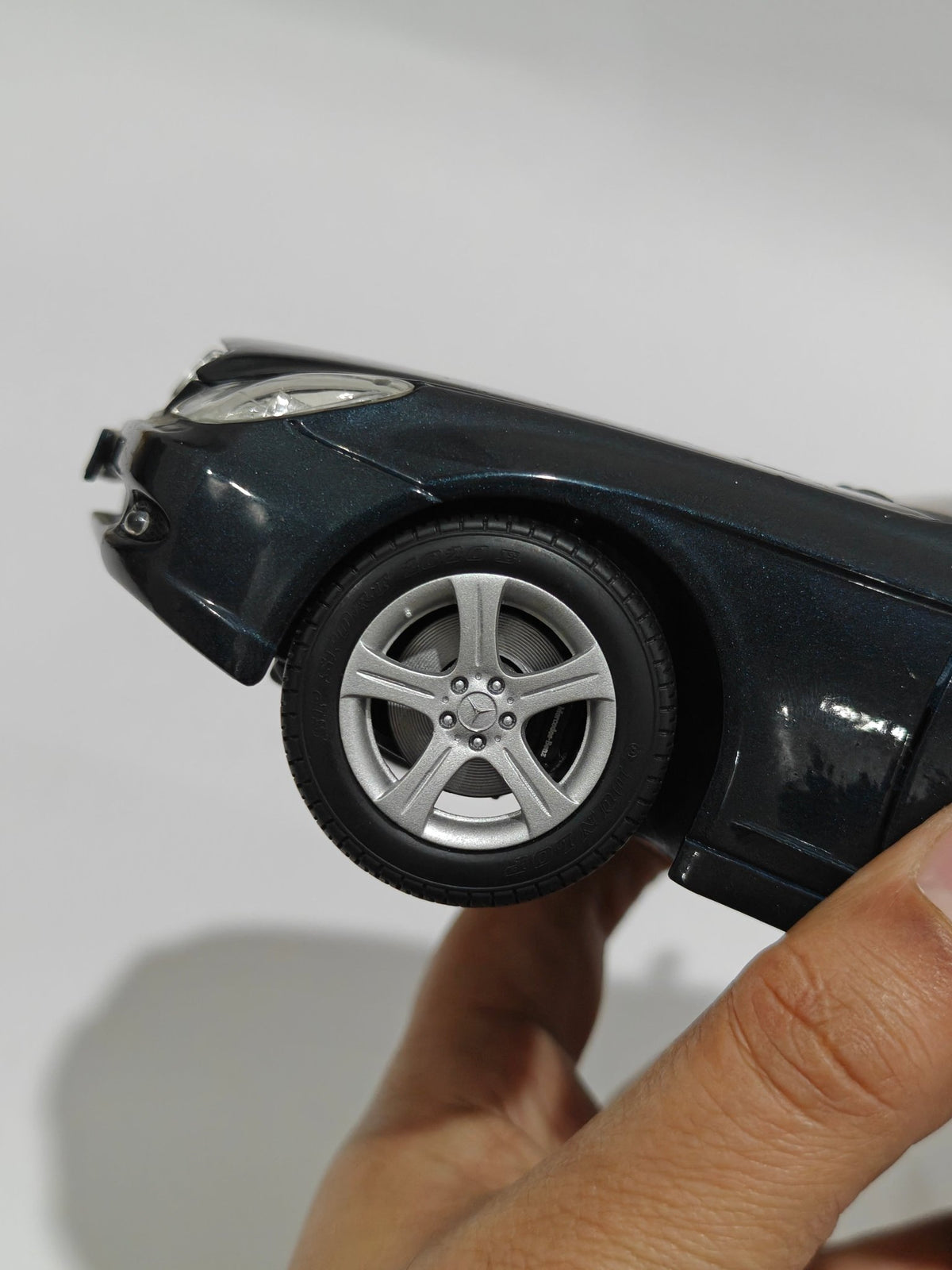 1:18 Maisto Mercedes - Benz CLS (Pre - Owned) - Kinder Logs