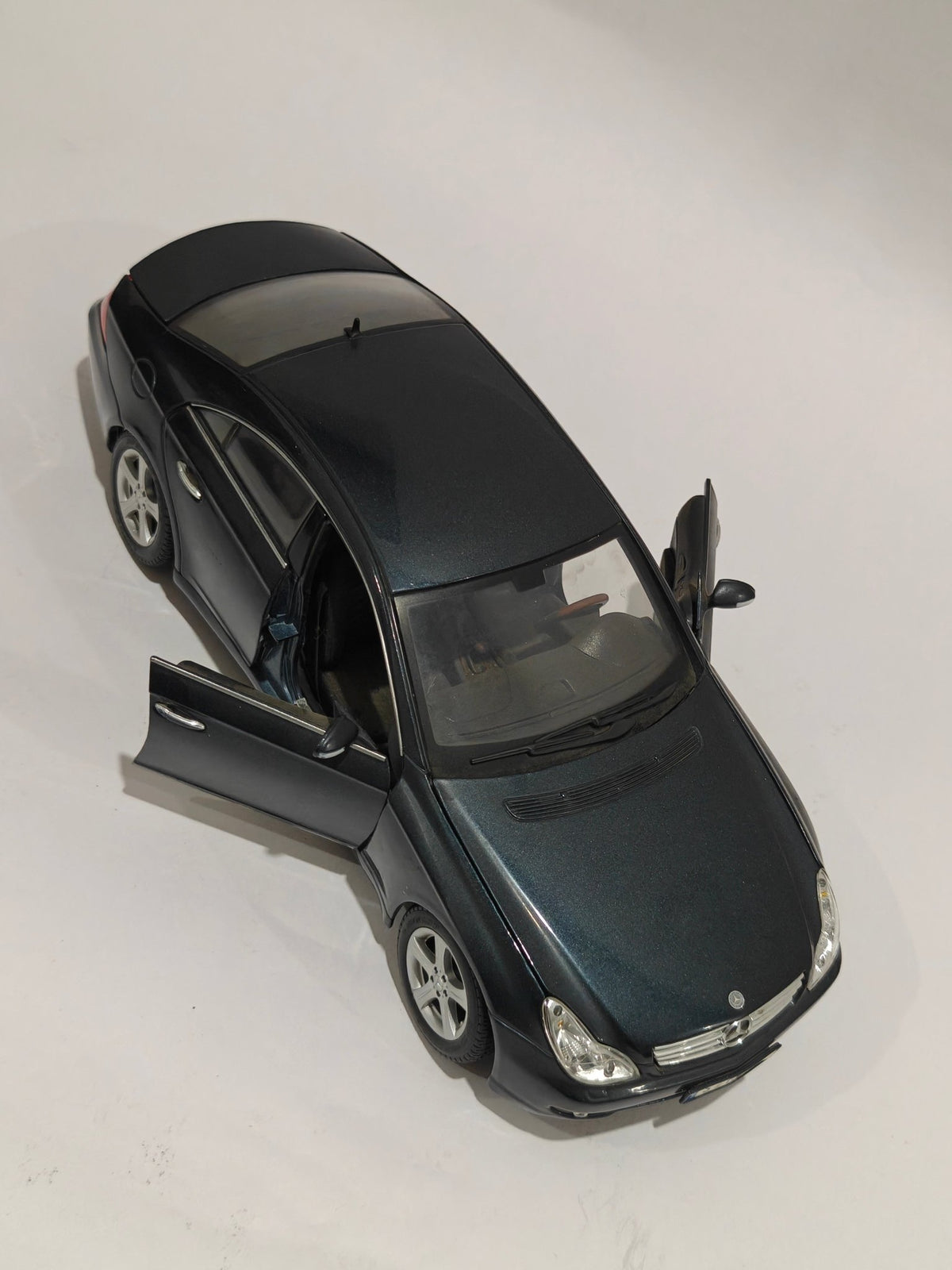 1:18 Maisto Mercedes - Benz CLS (Pre - Owned) - Kinder Logs