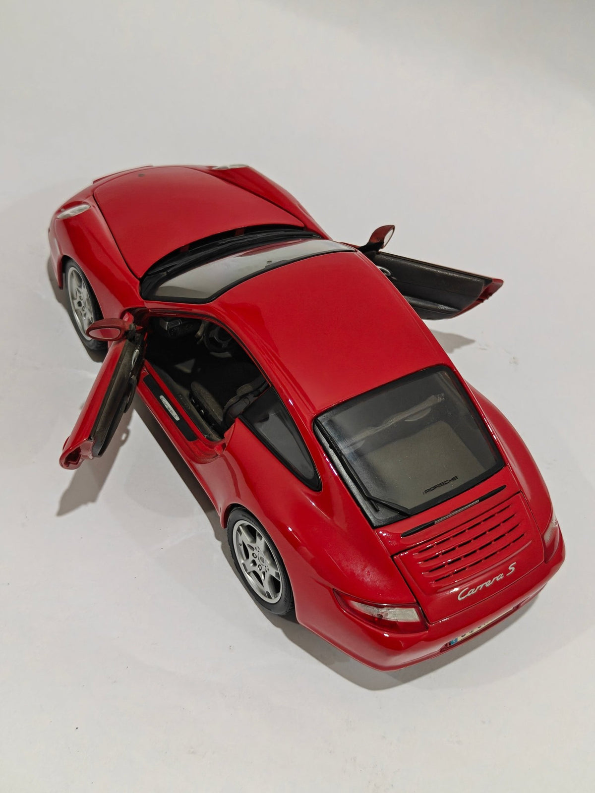 1:18 Maisto Porsche 911 Carrera (Pre - Owned) - Kinder Logs