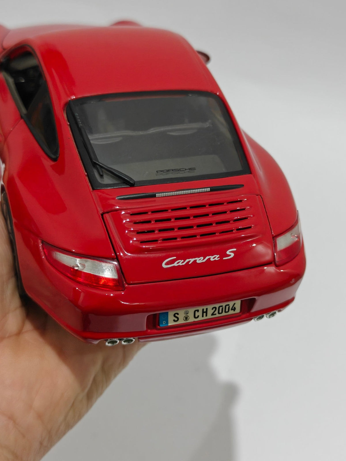 1:18 Maisto Porsche 911 Carrera (Pre - Owned) - Kinder Logs