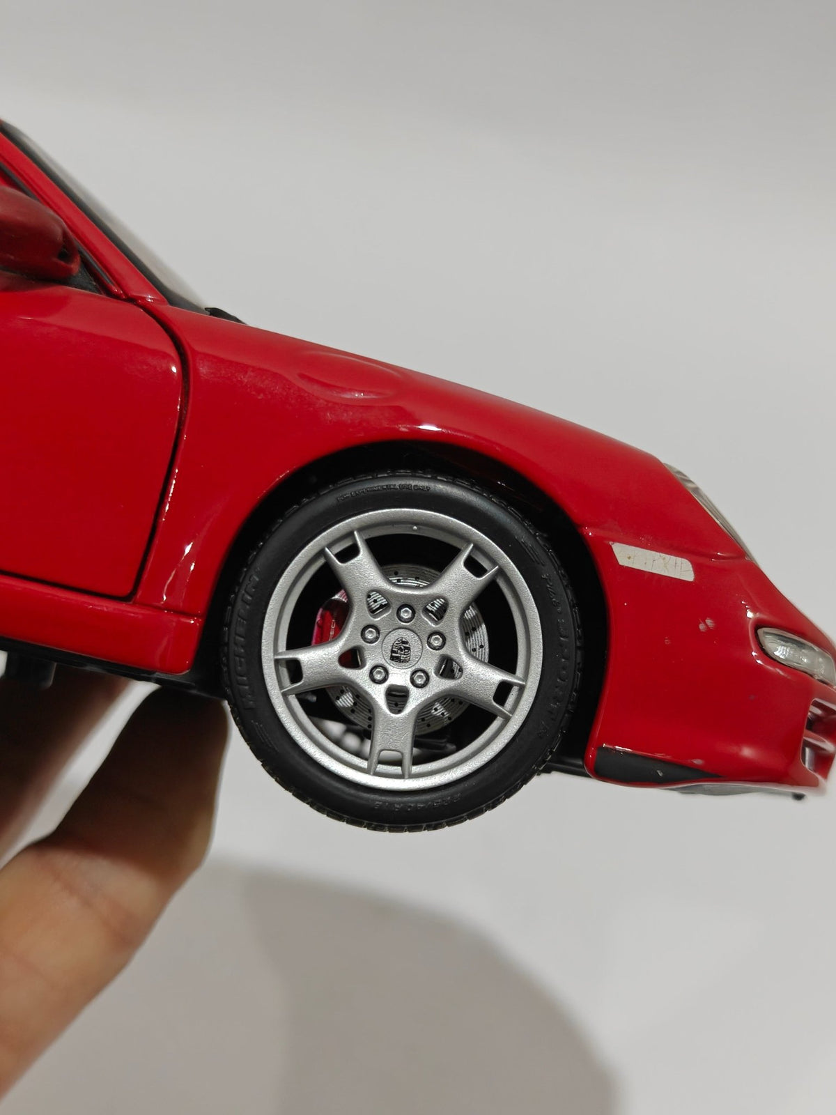 1:18 Maisto Porsche 911 Carrera (Pre - Owned) - Kinder Logs