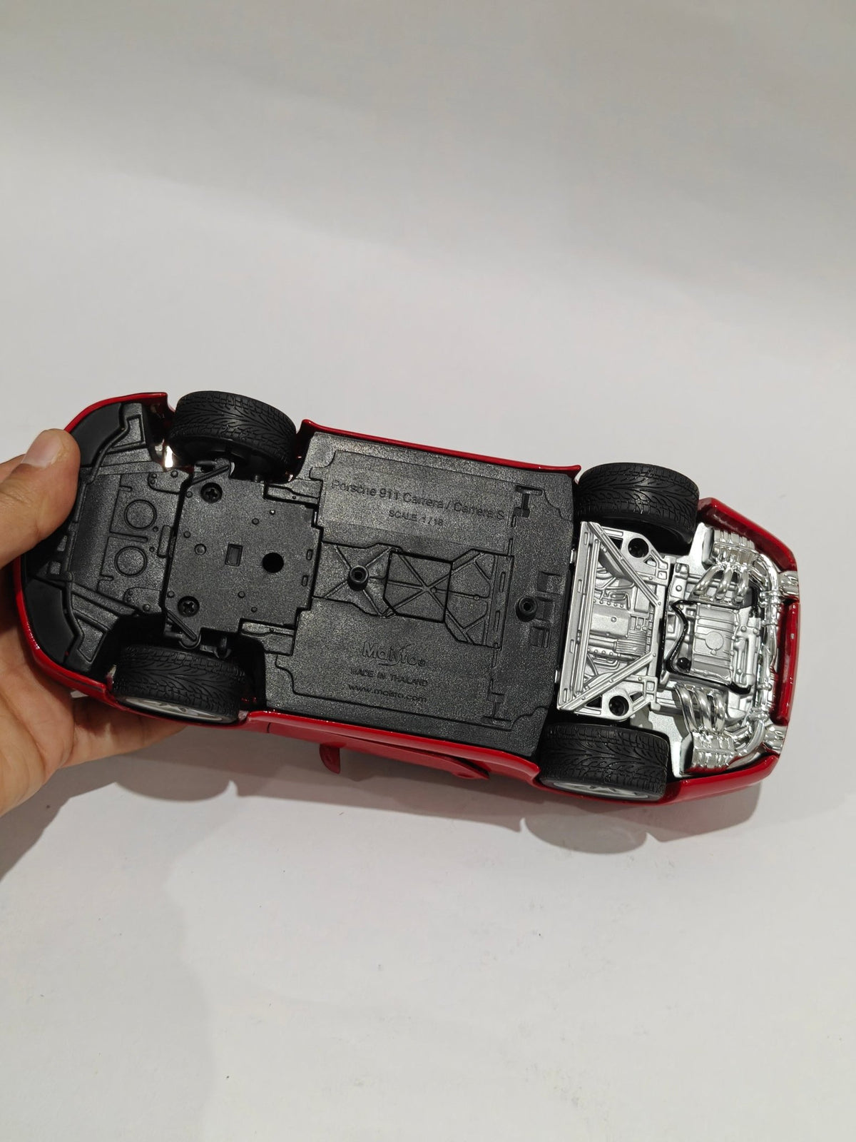 1:18 Maisto Porsche 911 Carrera (Pre - Owned) - Kinder Logs