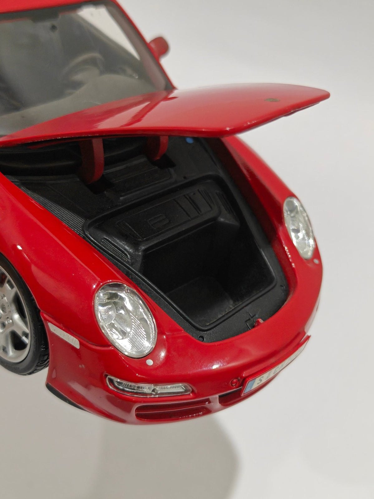 1:18 Maisto Porsche 911 Carrera (Pre - Owned) - Kinder Logs