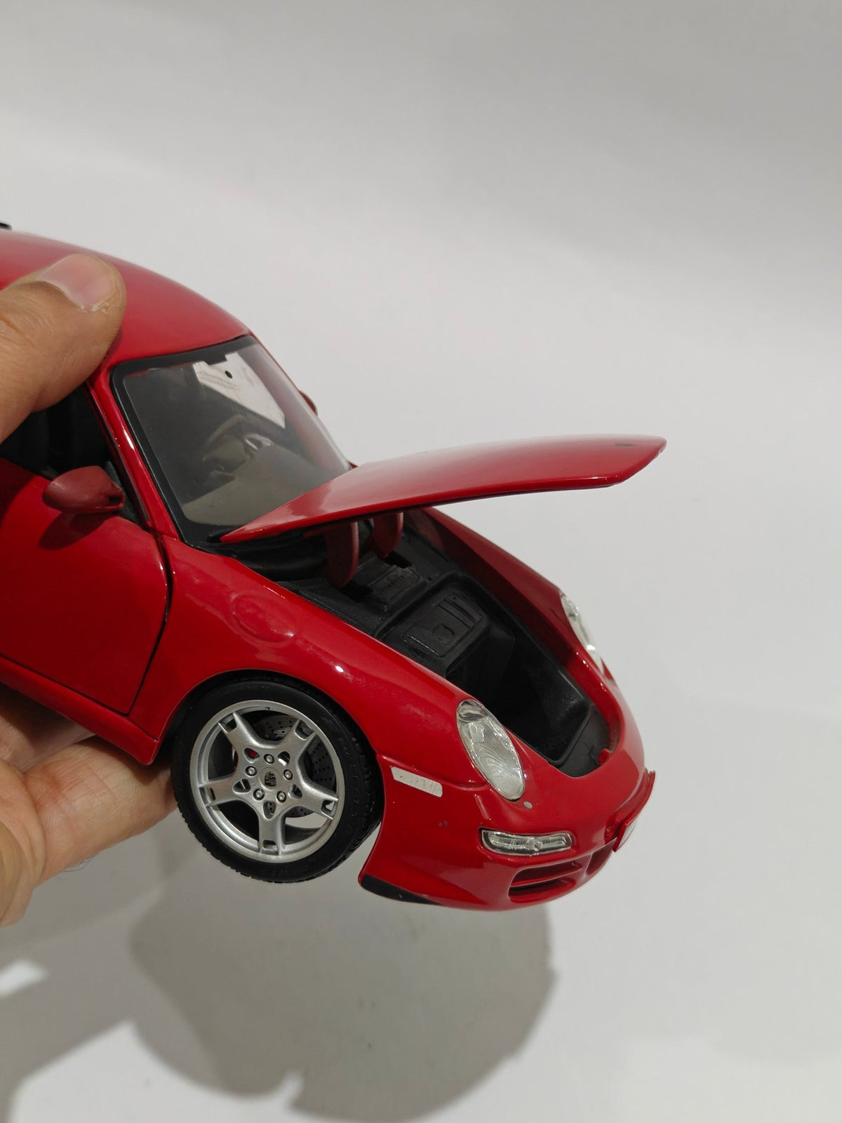 1:18 Maisto Porsche 911 Carrera (Pre - Owned) - Kinder Logs