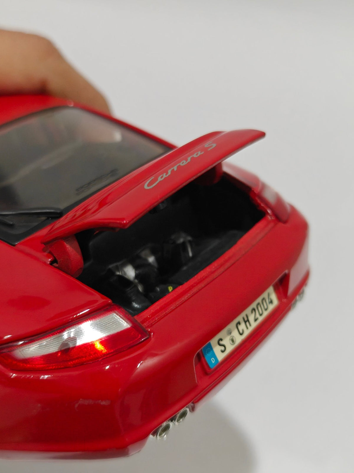 1:18 Maisto Porsche 911 Carrera (Pre - Owned) - Kinder Logs