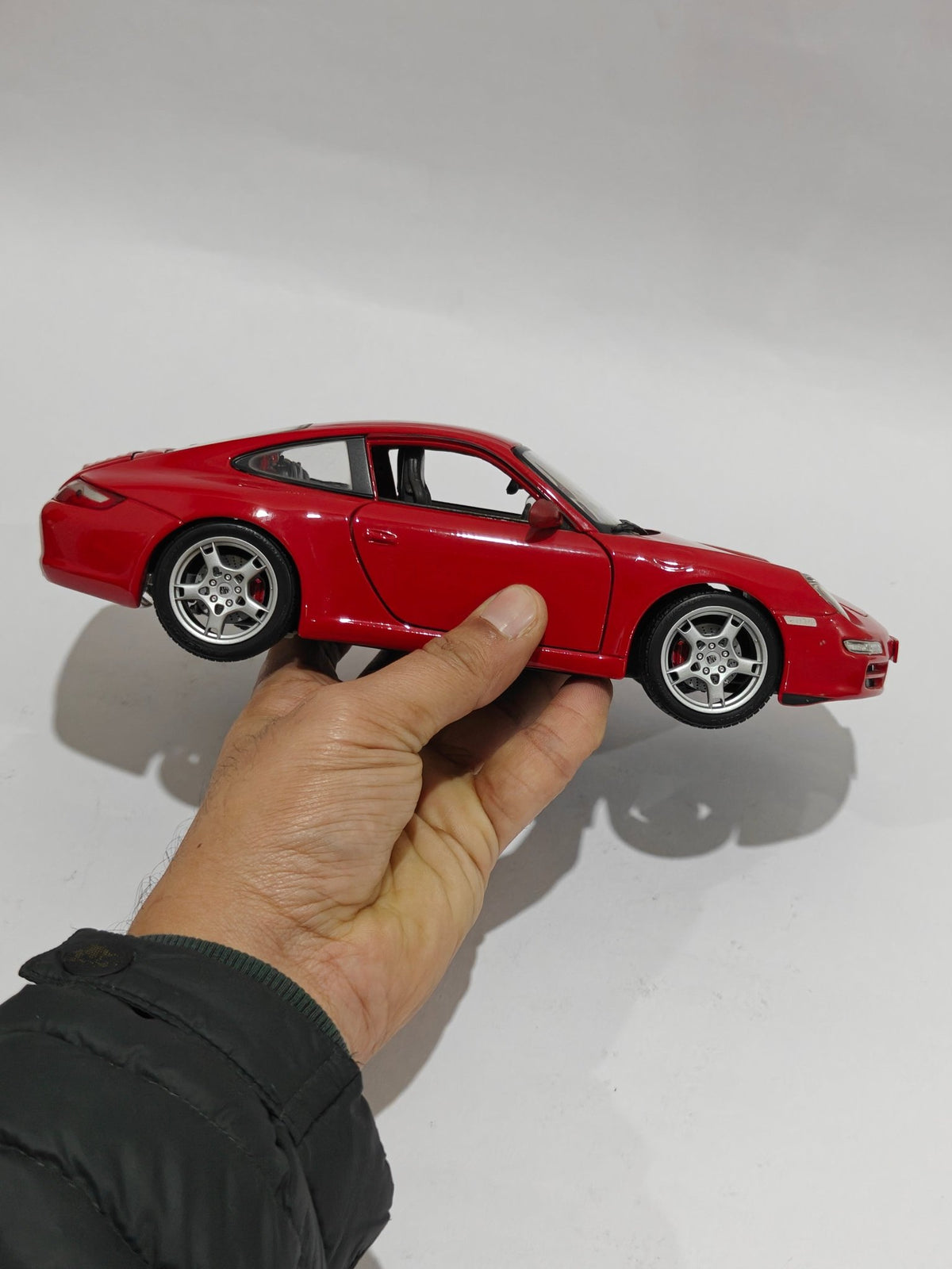 1:18 Maisto Porsche 911 Carrera (Pre - Owned) - Kinder Logs