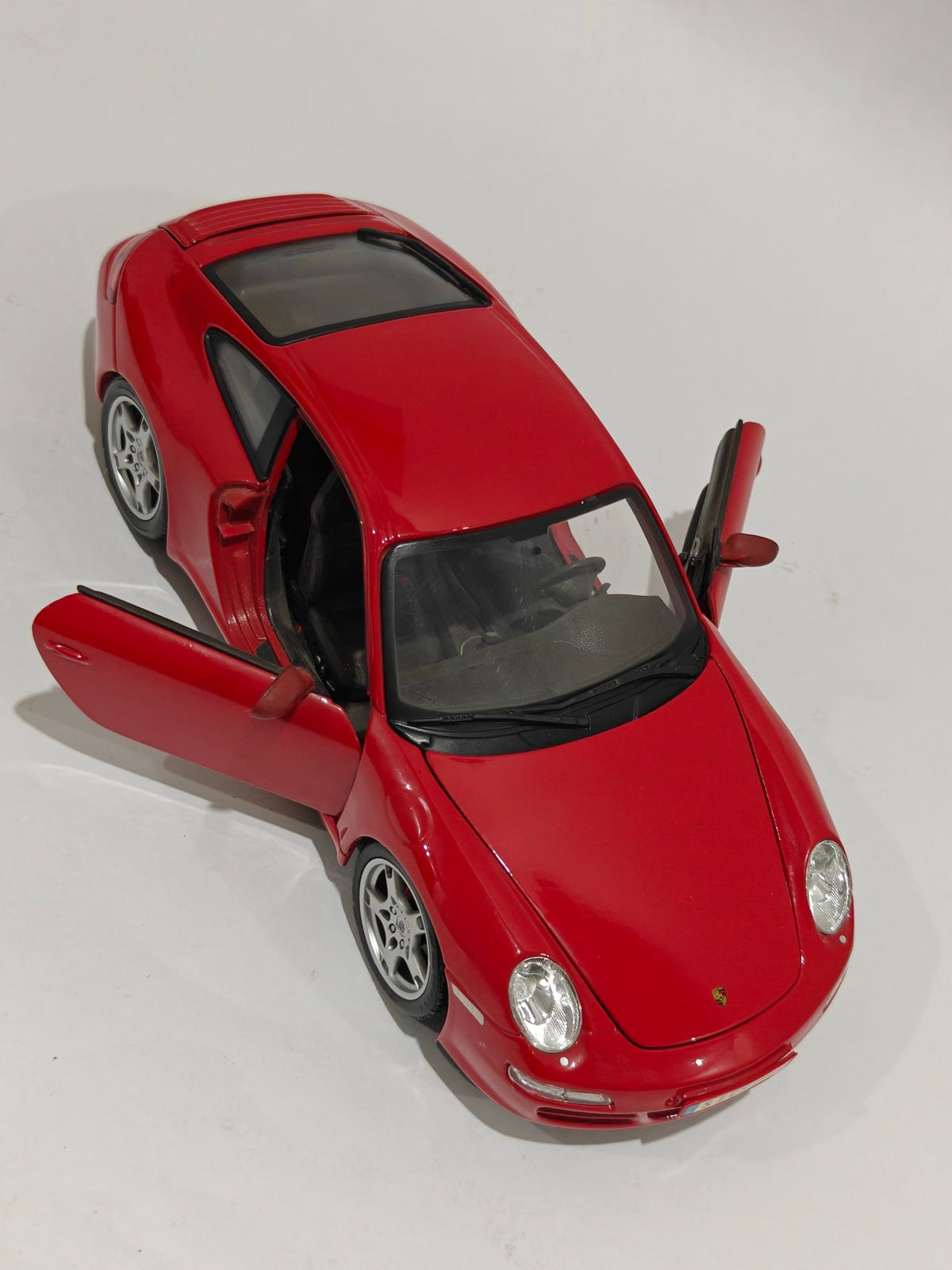 1:18 Maisto Porsche 911 Carrera (Pre - Owned) - Kinder Logs