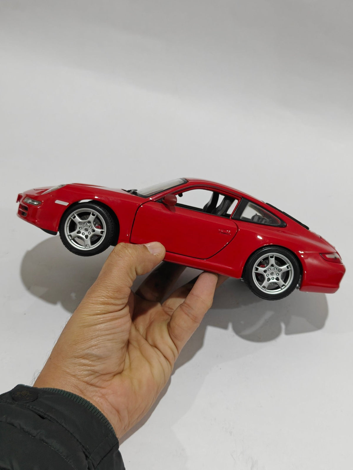1:18 Maisto Porsche 911 Carrera (Pre - Owned) - Kinder Logs