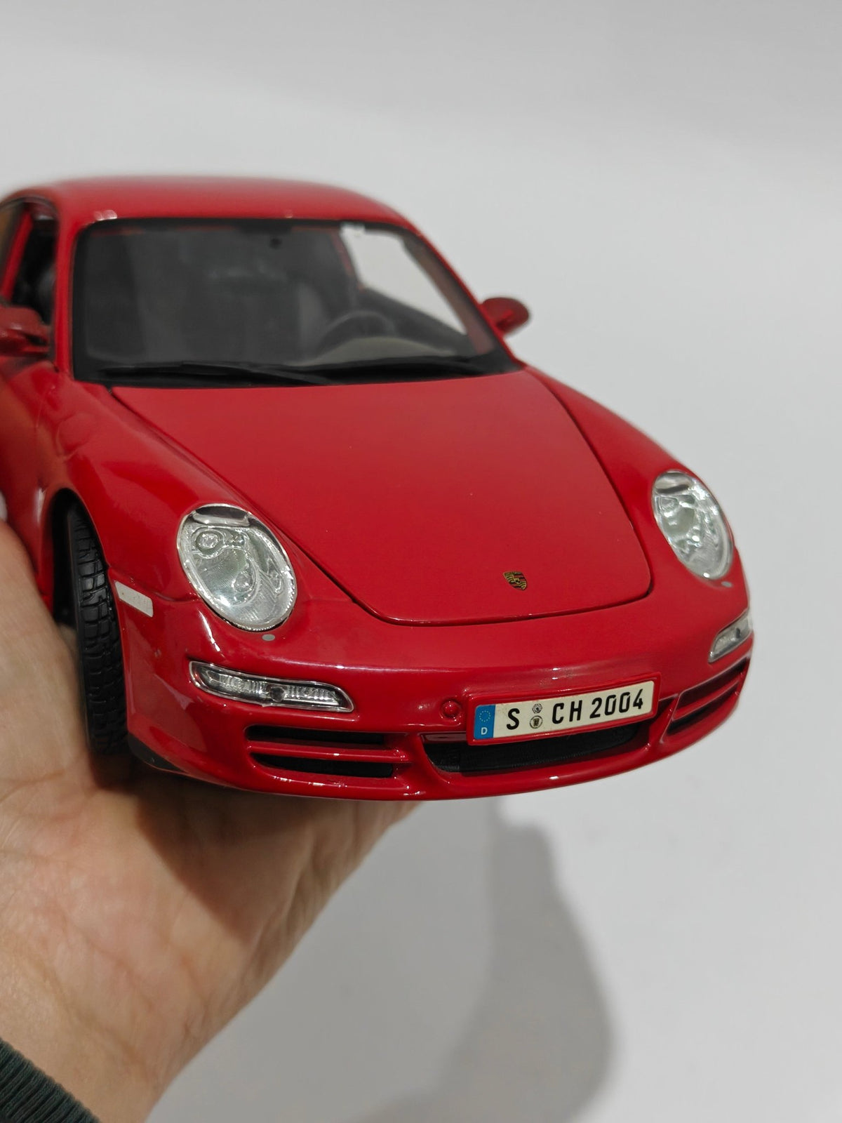 1:18 Maisto Porsche 911 Carrera (Pre - Owned) - Kinder Logs