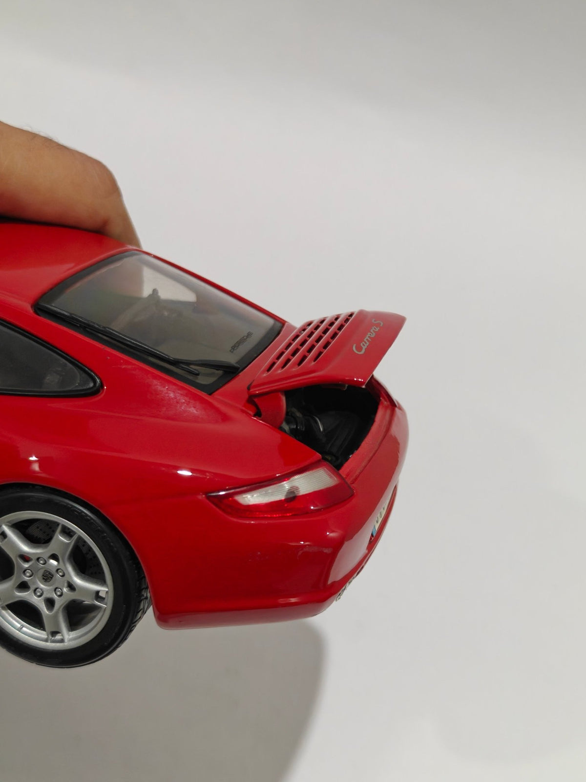 1:18 Maisto Porsche 911 Carrera (Pre - Owned) - Kinder Logs