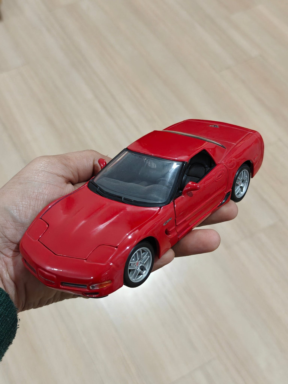 1:24 Maisto 2002 Chevrolet Corvette (Pre - Owned) - Kinder Logs