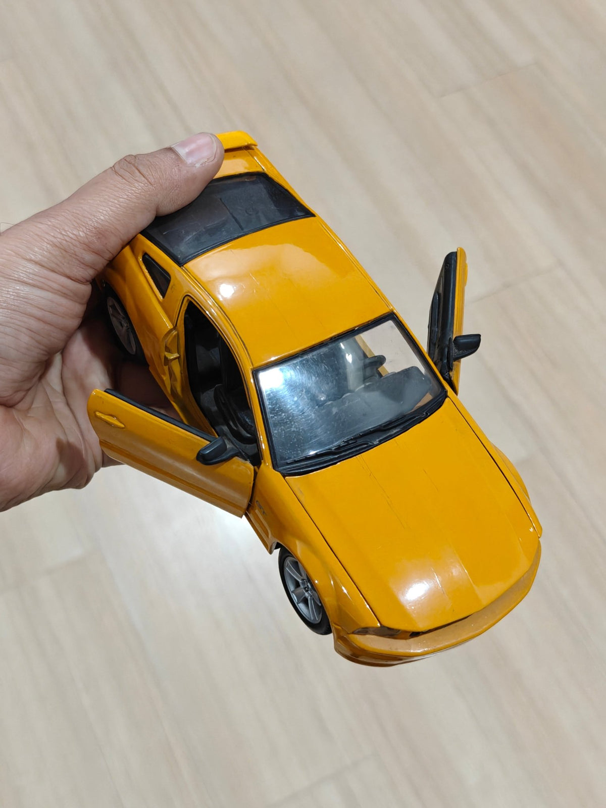 1:24 Maisto 2006 Ford Mustang GT (Pre - Owned) - Kinder Logs