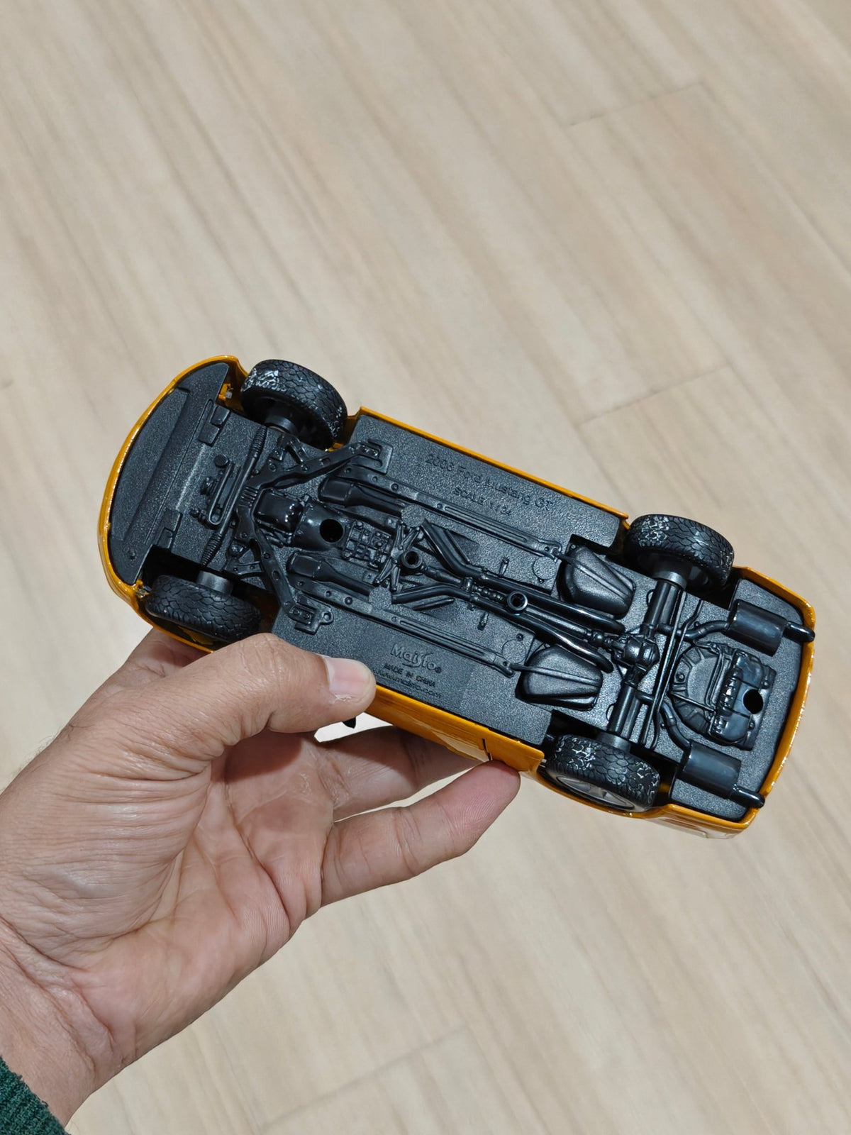 1:24 Maisto 2006 Ford Mustang GT (Pre - Owned) - Kinder Logs