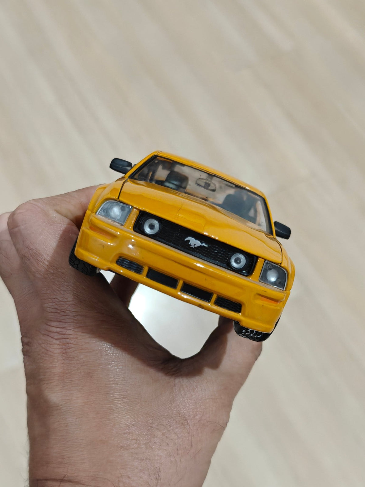 1:24 Maisto 2006 Ford Mustang GT (Pre - Owned) - Kinder Logs