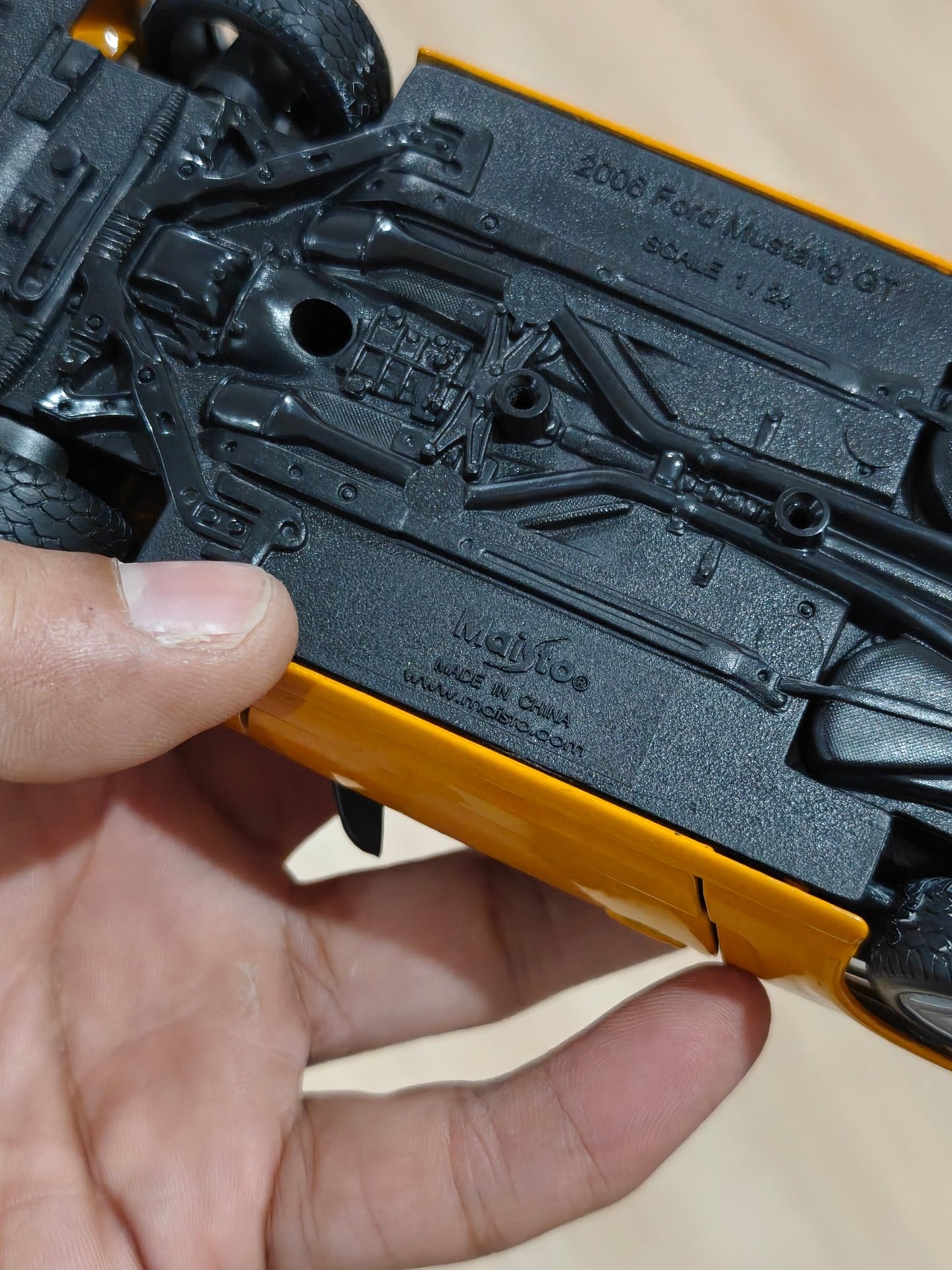 1:24 Maisto 2006 Ford Mustang GT (Pre - Owned) - Kinder Logs