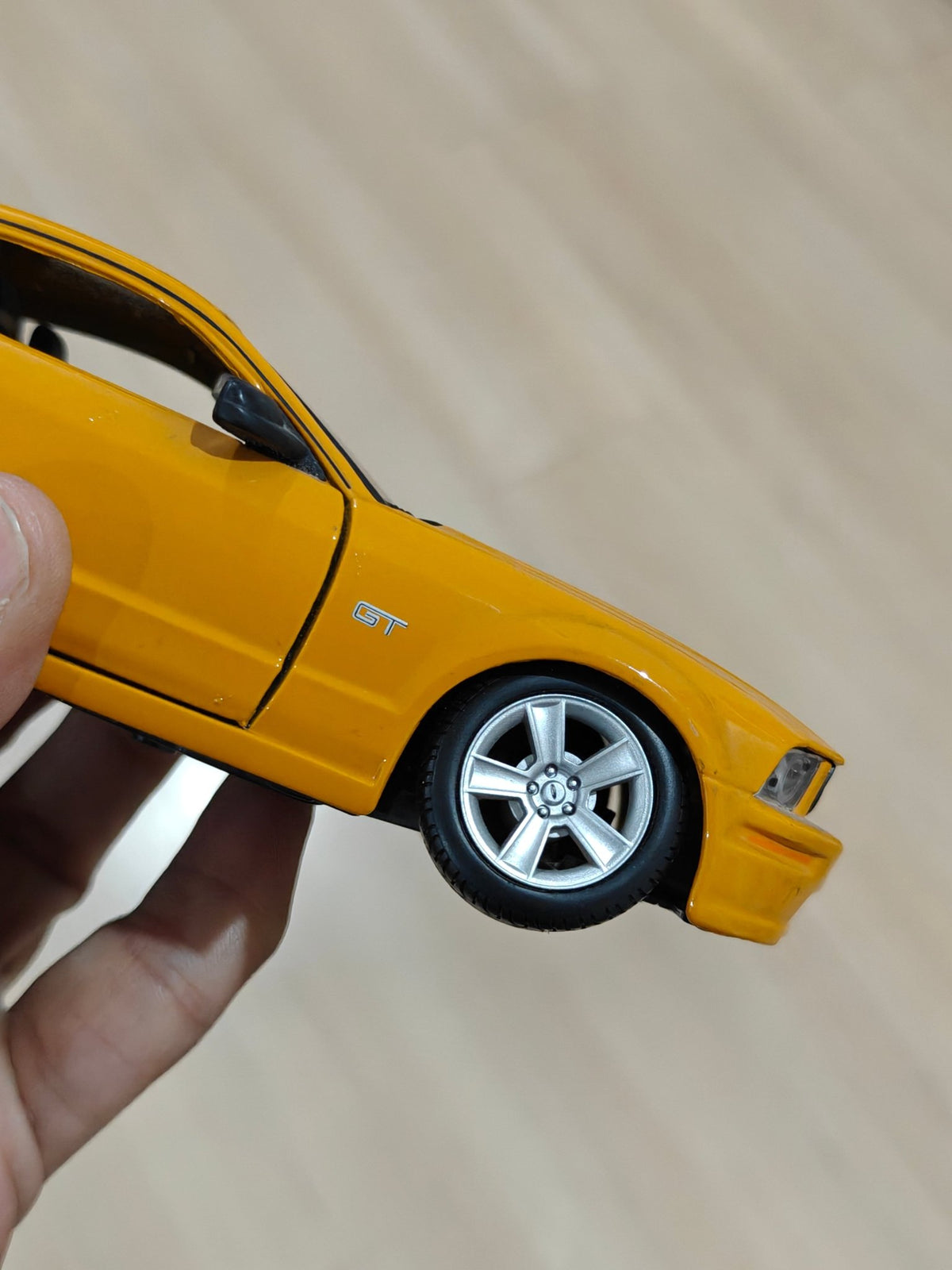 1:24 Maisto 2006 Ford Mustang GT (Pre - Owned) - Kinder Logs
