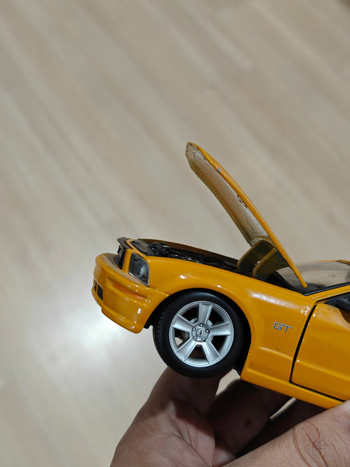 1:24 Maisto 2006 Ford Mustang GT (Pre - Owned) - Kinder Logs