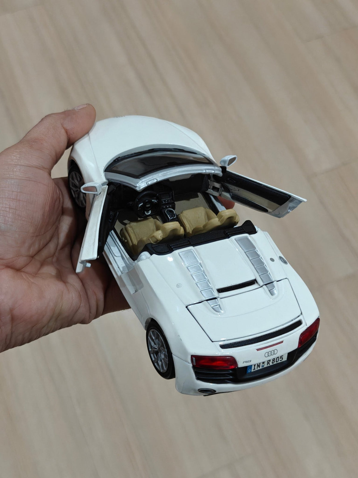 1:24 Maisto Audi R8 Spyder (Pre - Owned) - Kinder Logs