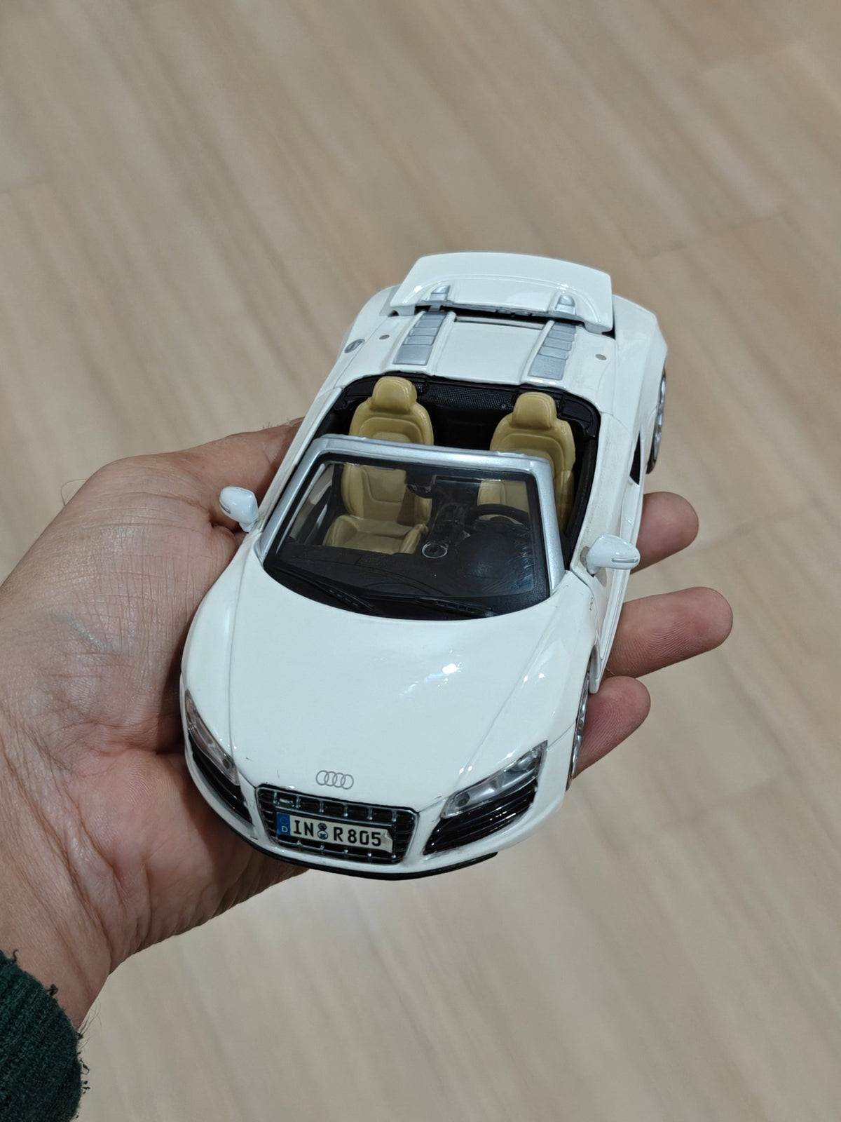 1:24 Maisto Audi R8 Spyder (Pre - Owned) - Kinder Logs