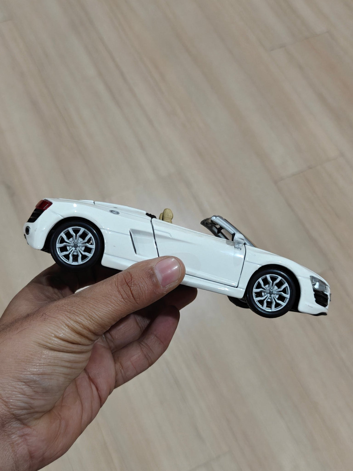 1:24 Maisto Audi R8 Spyder (Pre - Owned) - Kinder Logs