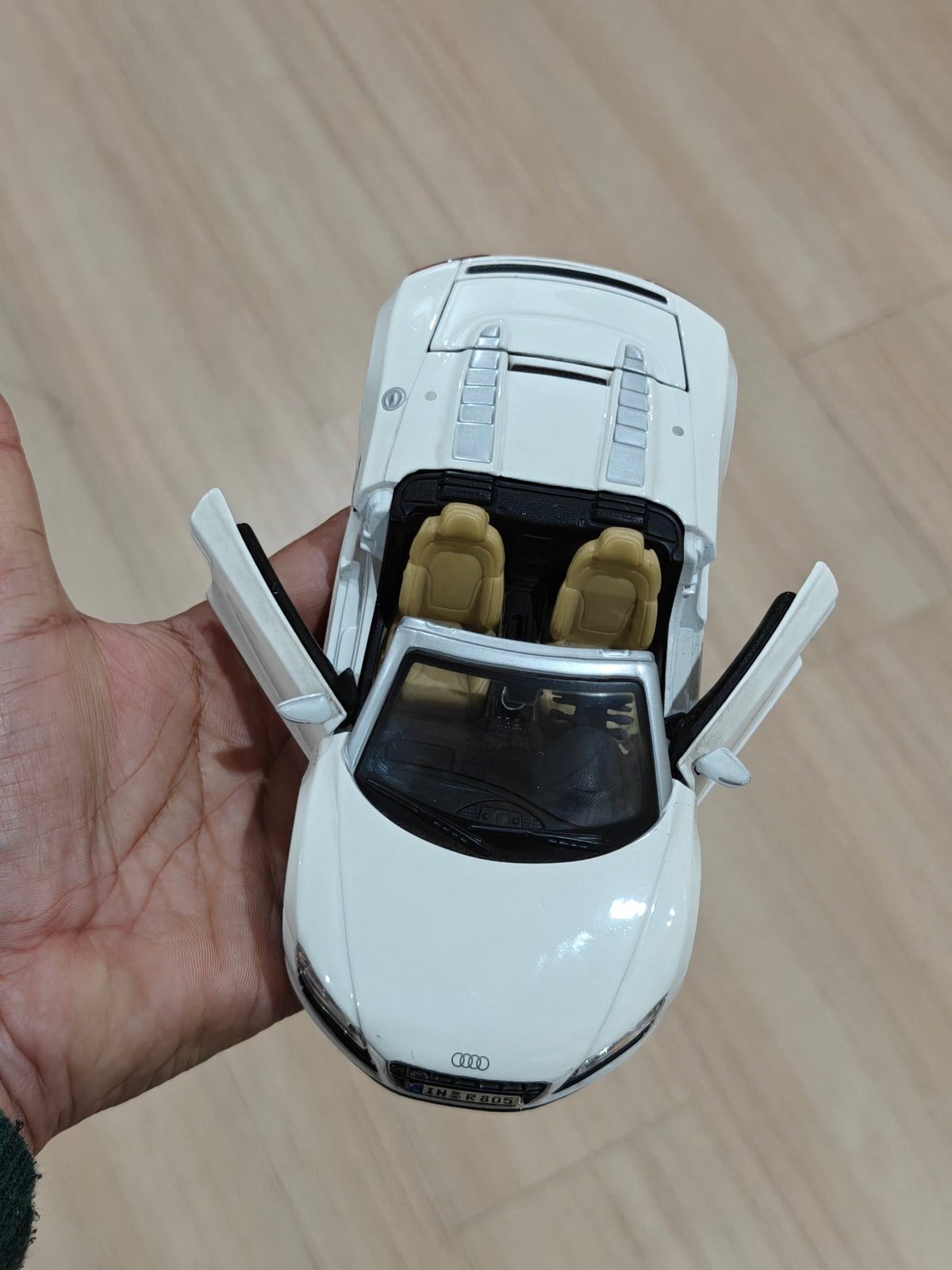 1:24 Maisto Audi R8 Spyder (Pre - Owned) - Kinder Logs
