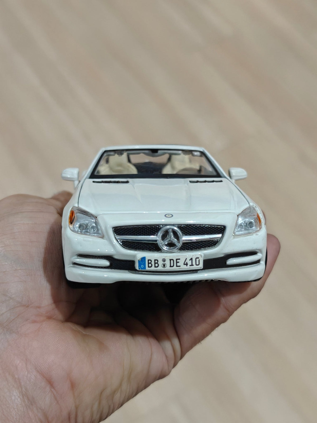 1:24 Maisto Mercedes - Benz SLK Class (Pre - Owned) - Kinder Logs