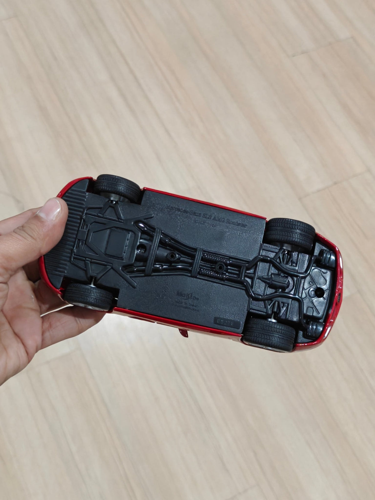 1:24 Maisto Mercedes - Benz SLS AMG Roadster (Pre - Owned) - Kinder Logs