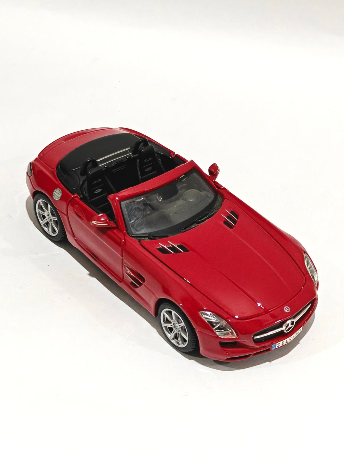 1:24 Maisto Mercedes - Benz SLS AMG Roadster (Pre - Owned) - Kinder Logs