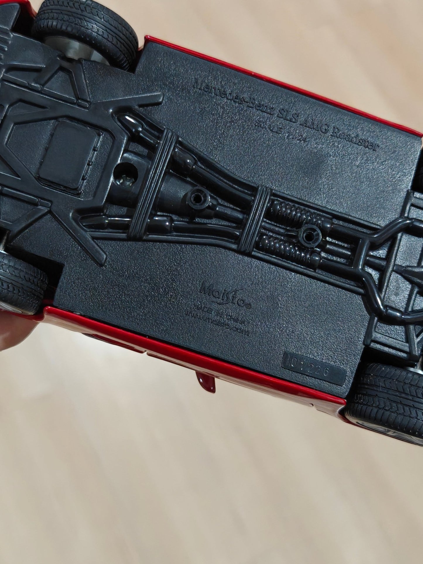 1:24 Maisto Mercedes - Benz SLS AMG Roadster (Pre - Owned) - Kinder Logs