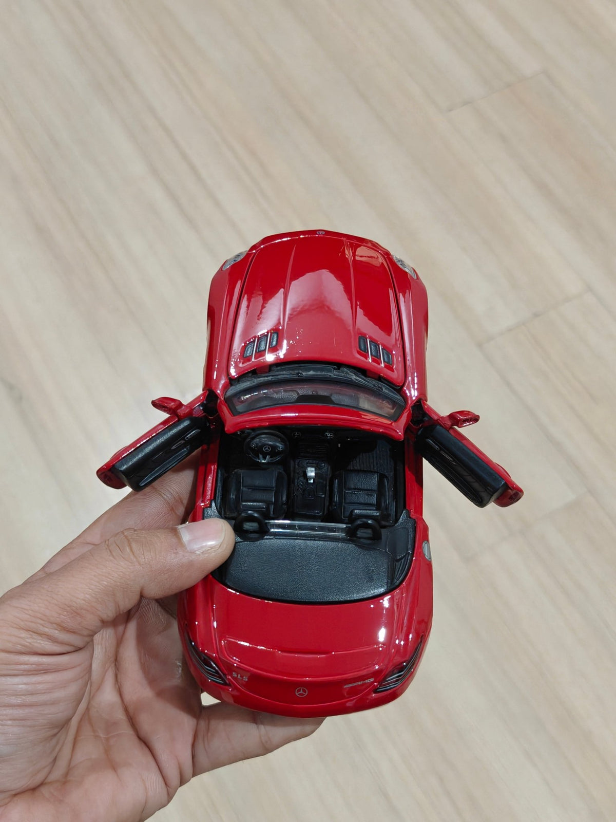 1:24 Maisto Mercedes - Benz SLS AMG Roadster (Pre - Owned) - Kinder Logs
