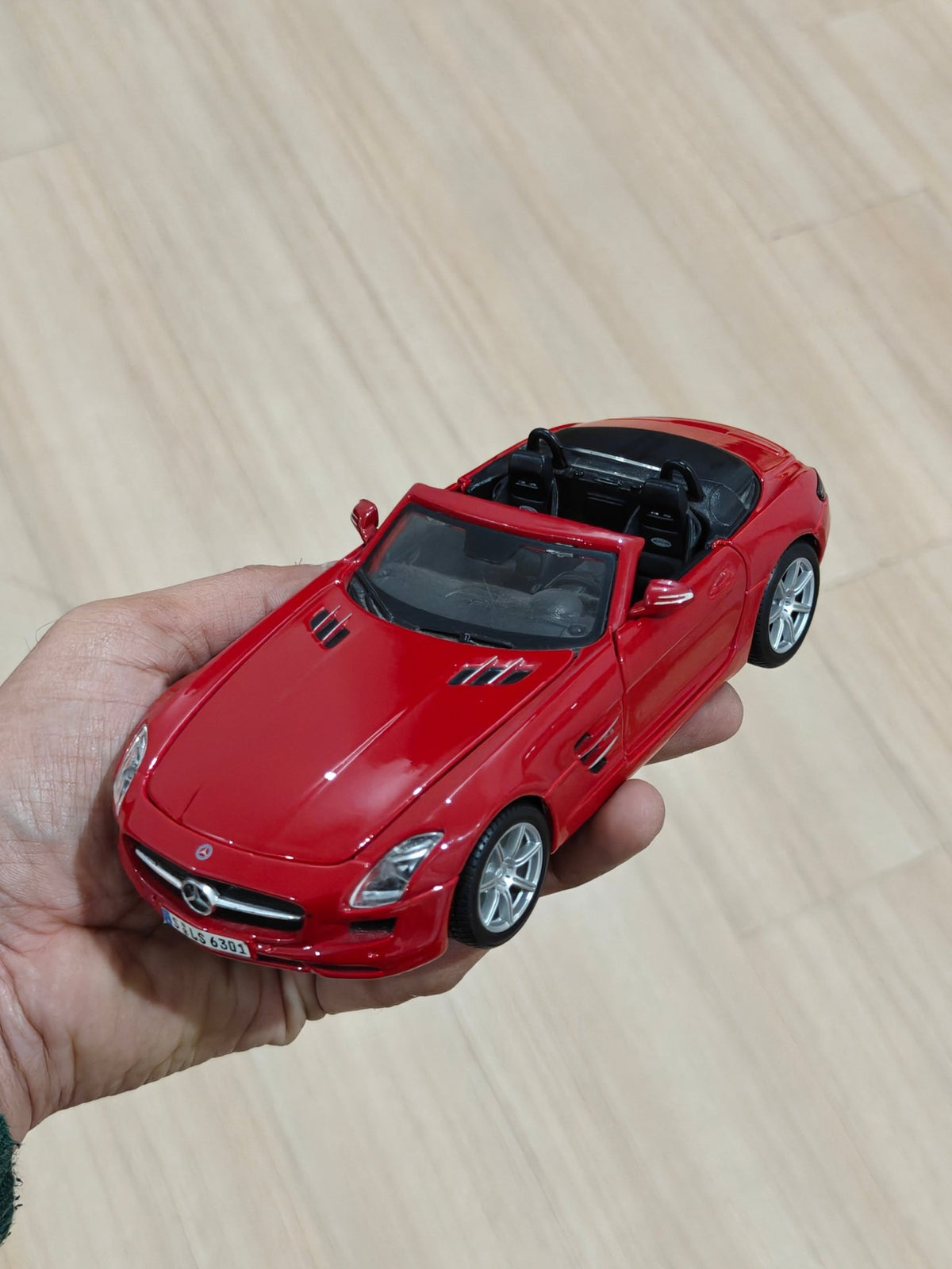 1:24 Maisto Mercedes - Benz SLS AMG Roadster (Pre - Owned) - Kinder Logs