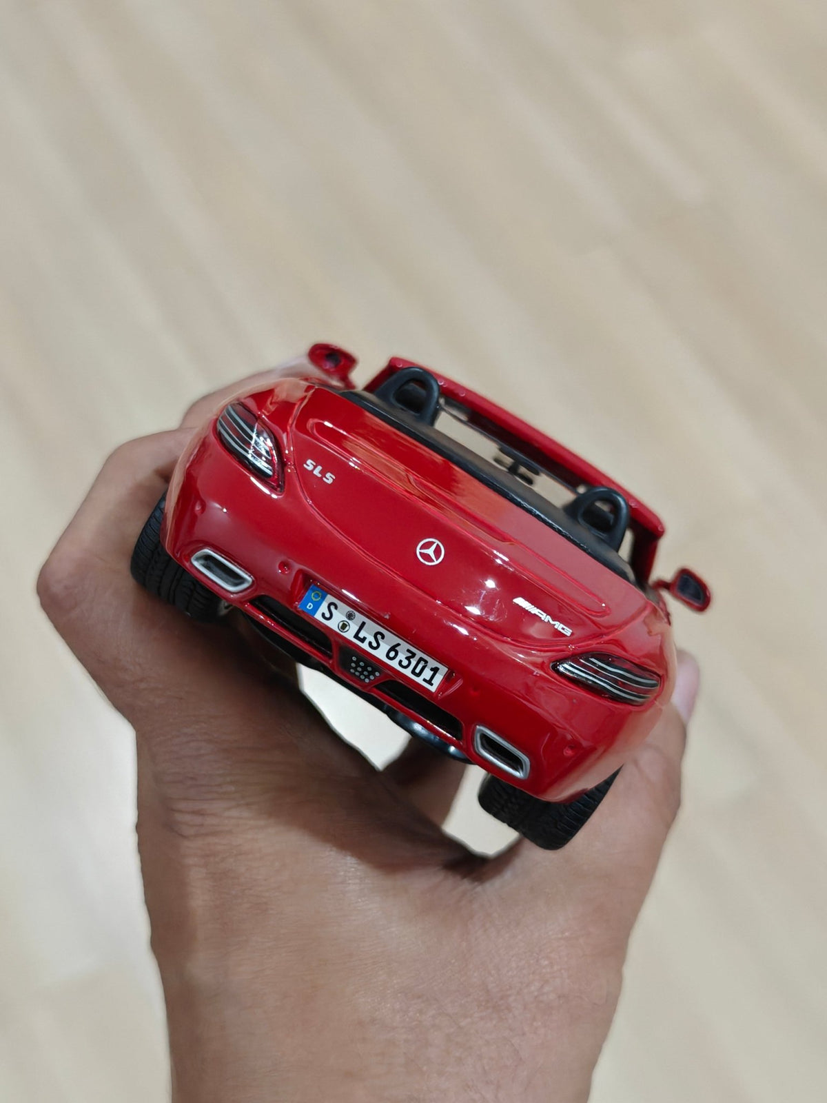 1:24 Maisto Mercedes - Benz SLS AMG Roadster (Pre - Owned) - Kinder Logs