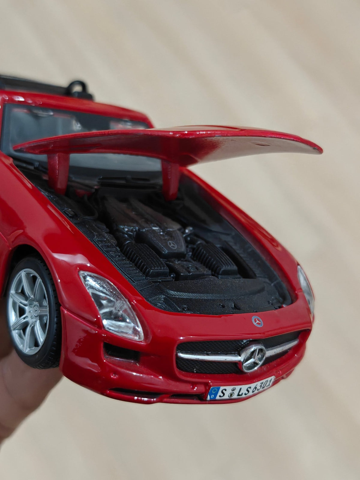 1:24 Maisto Mercedes - Benz SLS AMG Roadster (Pre - Owned) - Kinder Logs