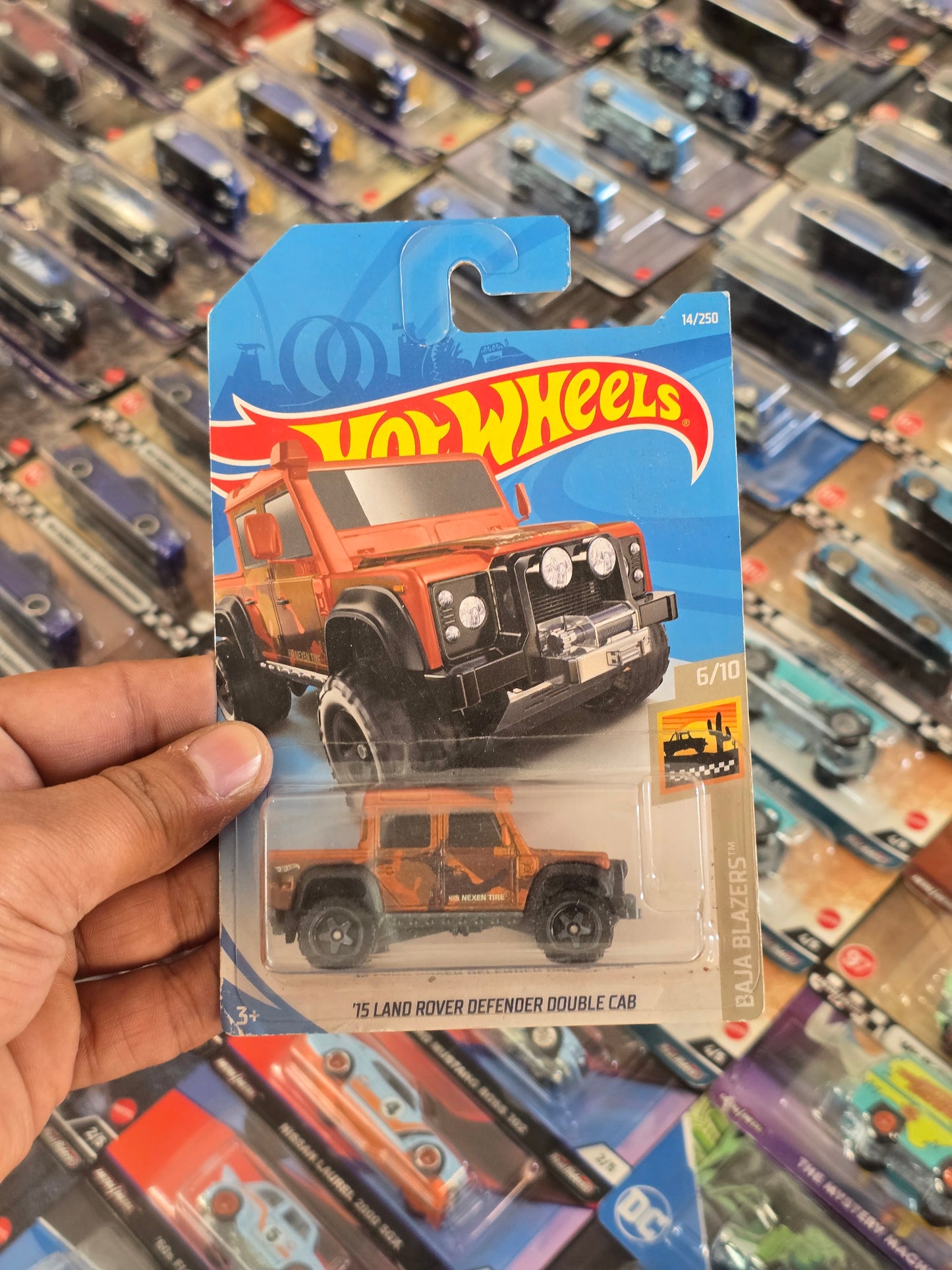 Hot Wheels 2015 Land Rover Defender Double Cab