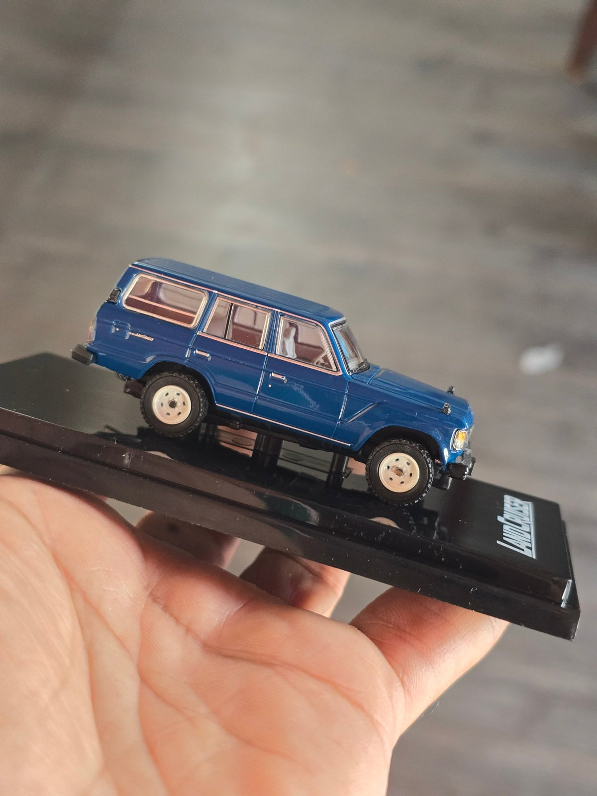 Hobby Japan 1981 Toyota Land Cruiser 60 GX (Broken Side Mirrors) - Kinder Logs