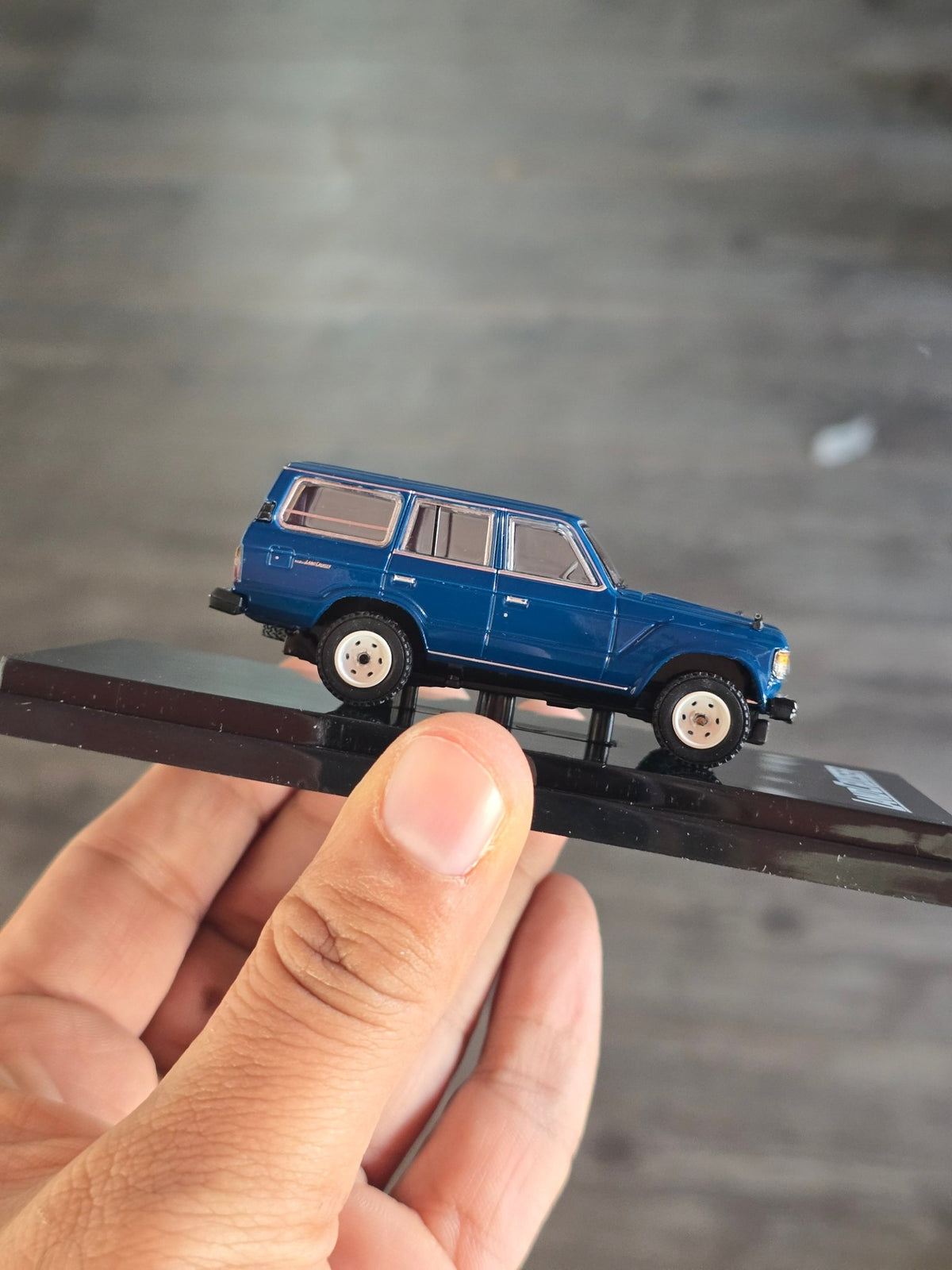 Hobby Japan 1981 Toyota Land Cruiser 60 GX (Broken Side Mirrors) - Kinder Logs