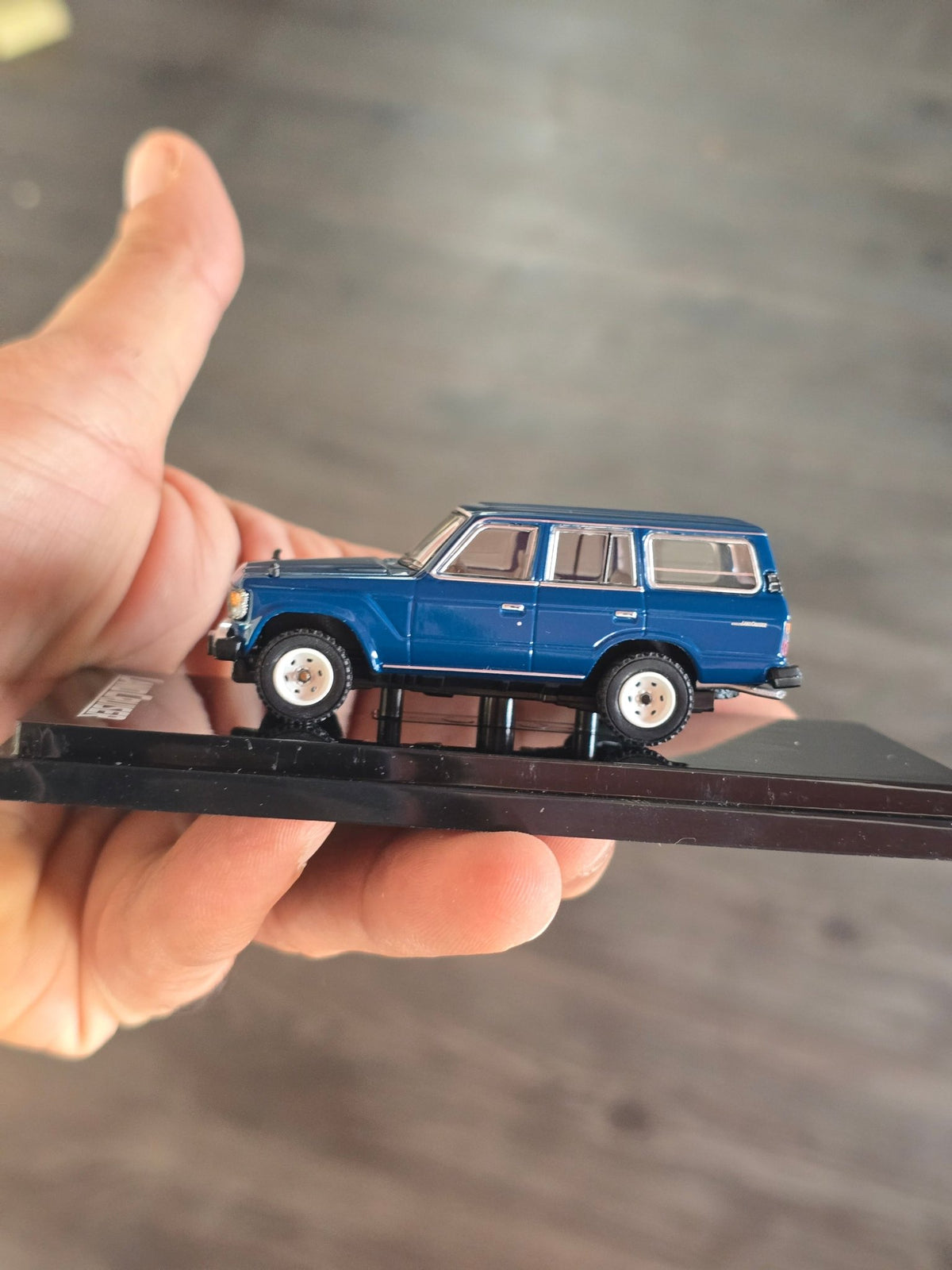 Hobby Japan 1981 Toyota Land Cruiser 60 GX (Broken Side Mirrors) - Kinder Logs