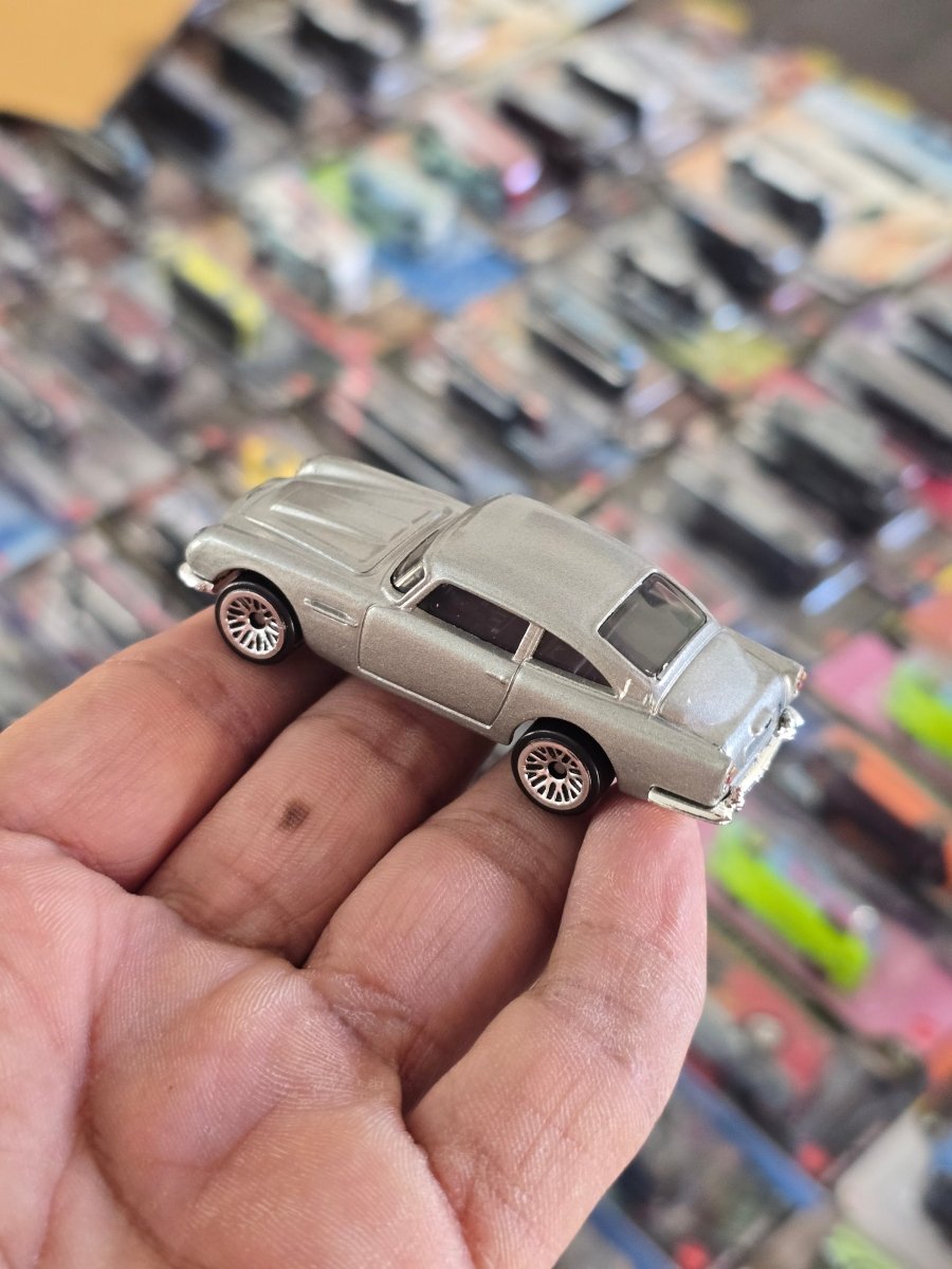 Hot Wheels 1963 Aston Martin DB5 - Fast & Furious (Uncarded) - Kinder Logs