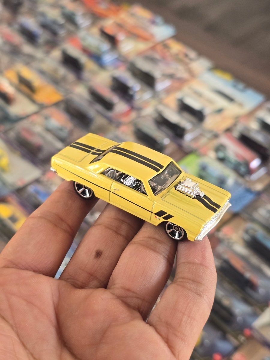 Hot Wheels 1964 Chevy Chevelle SS - Yellow (Uncarded) - Kinder Logs