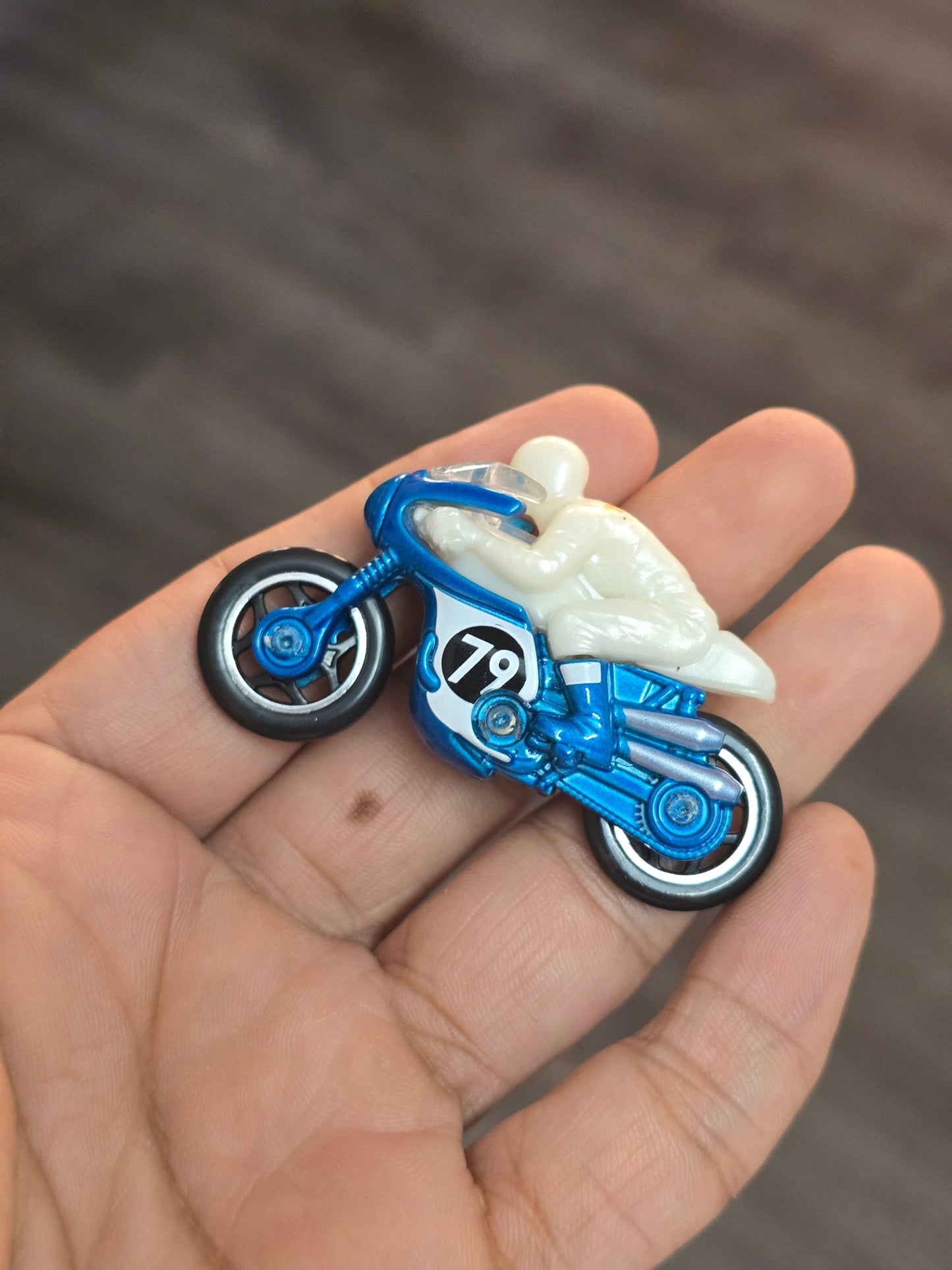 Hot Wheels 1966 Triumph Tiger 100 - Blue (Uncarded - New) - Kinder Logs