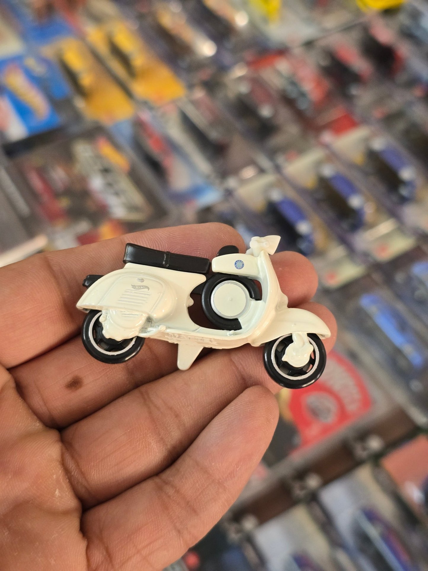 Hot Wheels 1966 Vespa 90 SS Scooter - White (Uncarded) - Kinder Logs