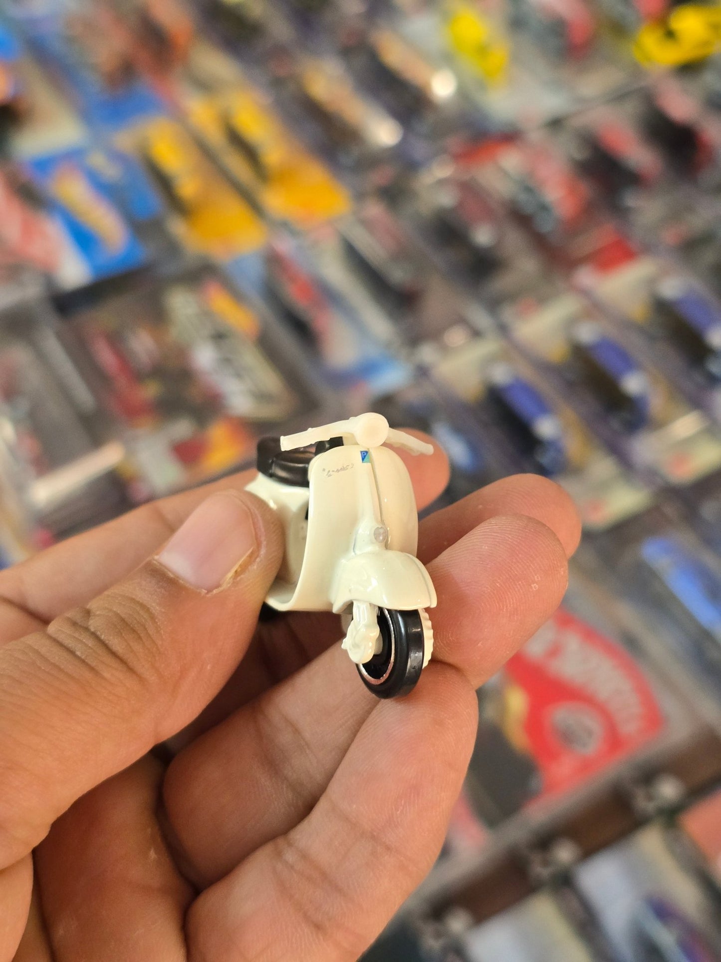 Hot Wheels 1966 Vespa 90 SS Scooter - White (Uncarded) - Kinder Logs