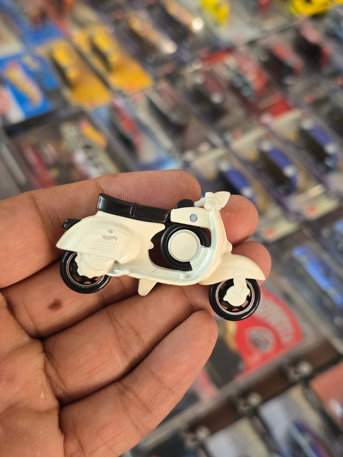 Hot Wheels 1966 Vespa 90 SS Scooter - White (Uncarded) - Kinder Logs