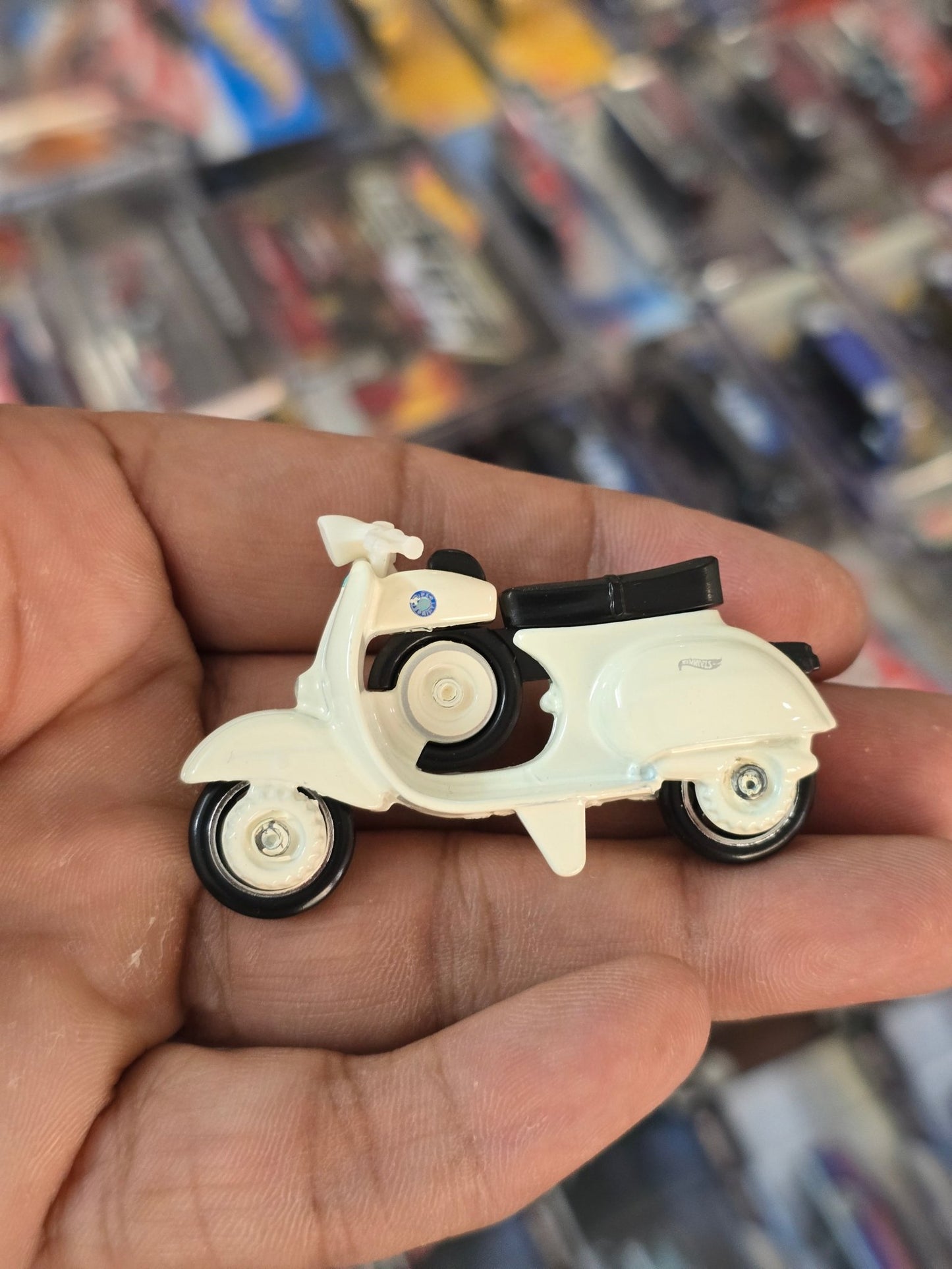 Hot Wheels 1966 Vespa 90 SS Scooter - White (Uncarded) - Kinder Logs