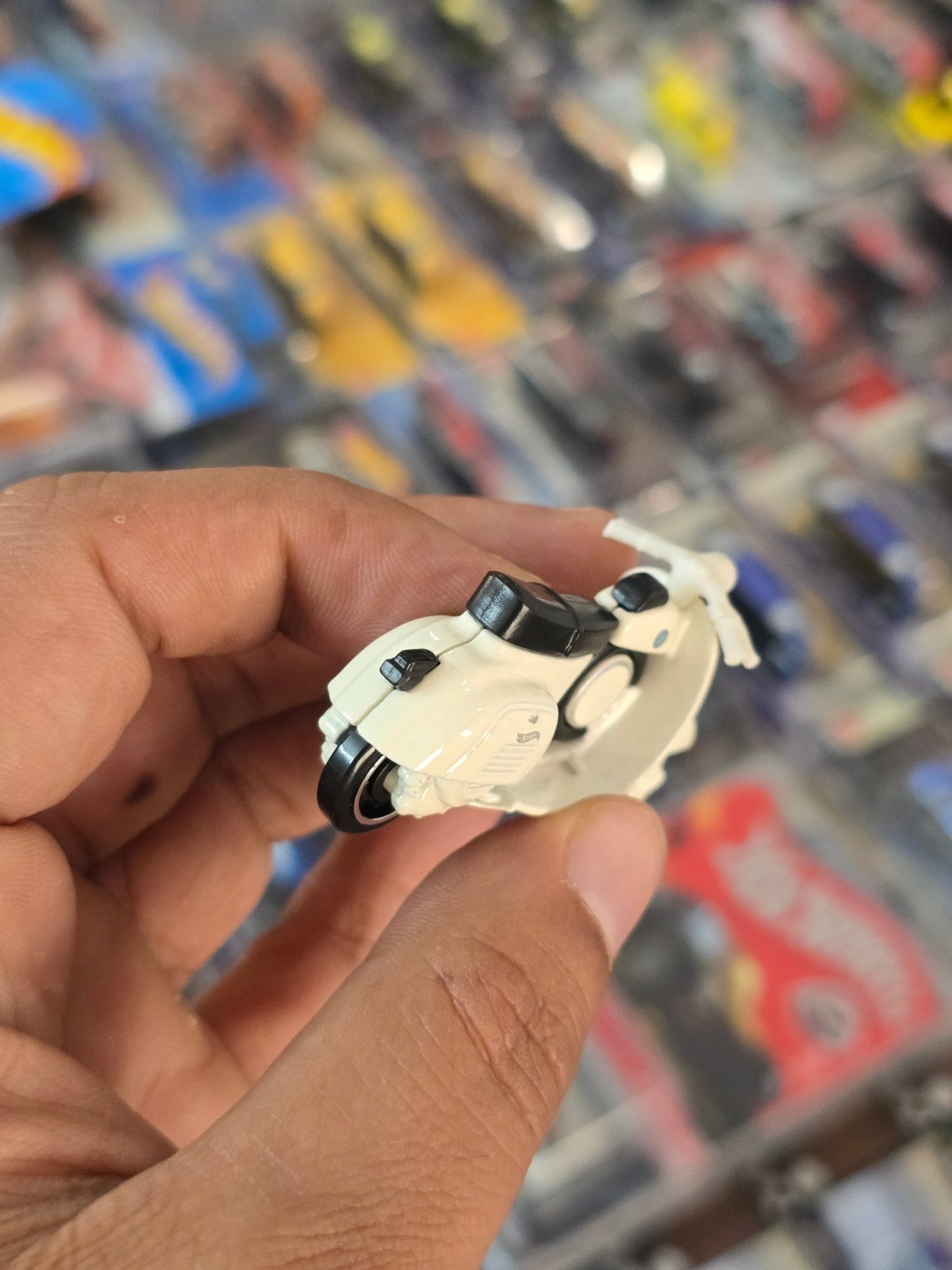 Hot Wheels 1966 Vespa 90 SS Scooter - White (Uncarded) - Kinder Logs