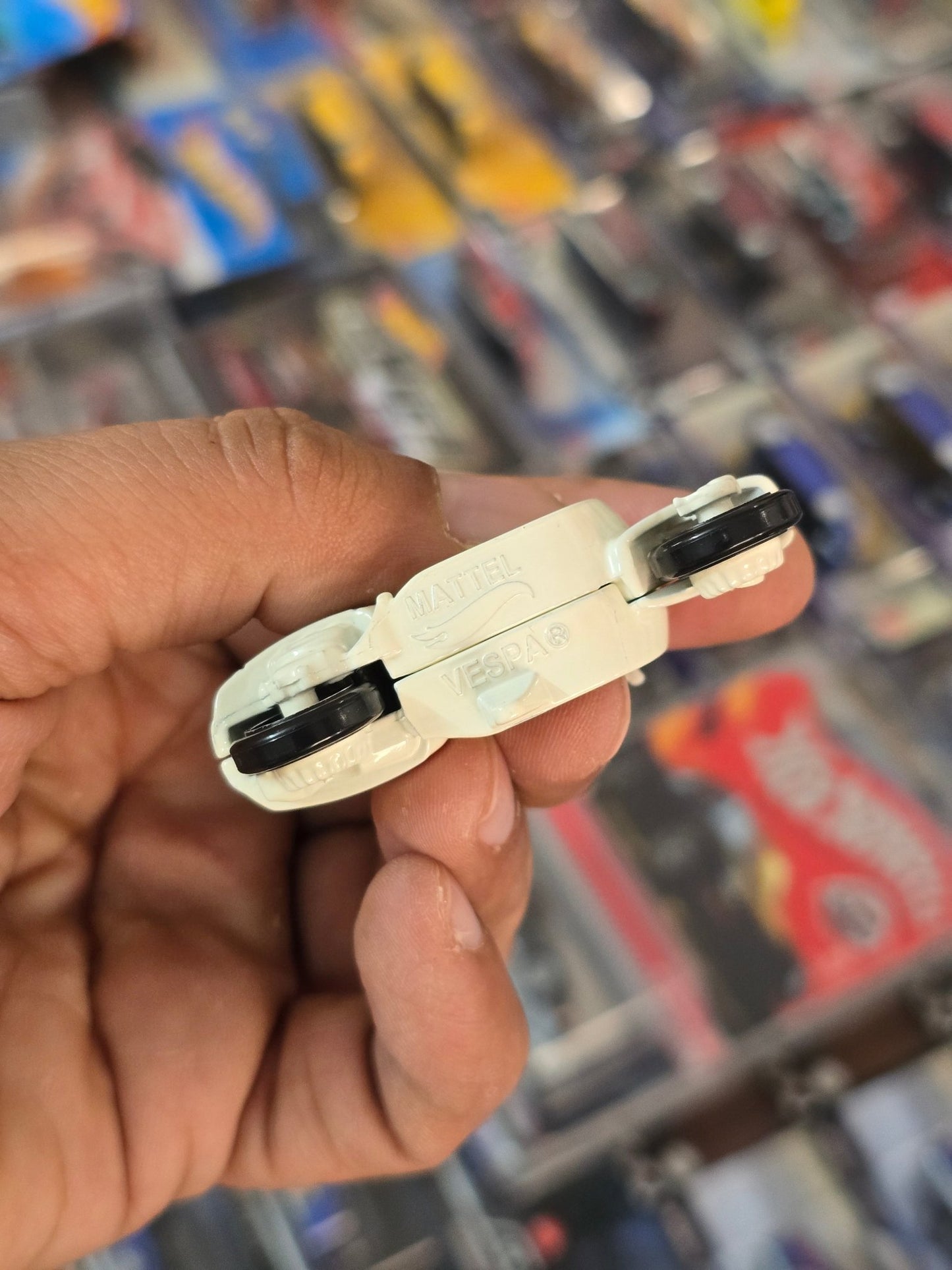 Hot Wheels 1966 Vespa 90 SS Scooter - White (Uncarded) - Kinder Logs