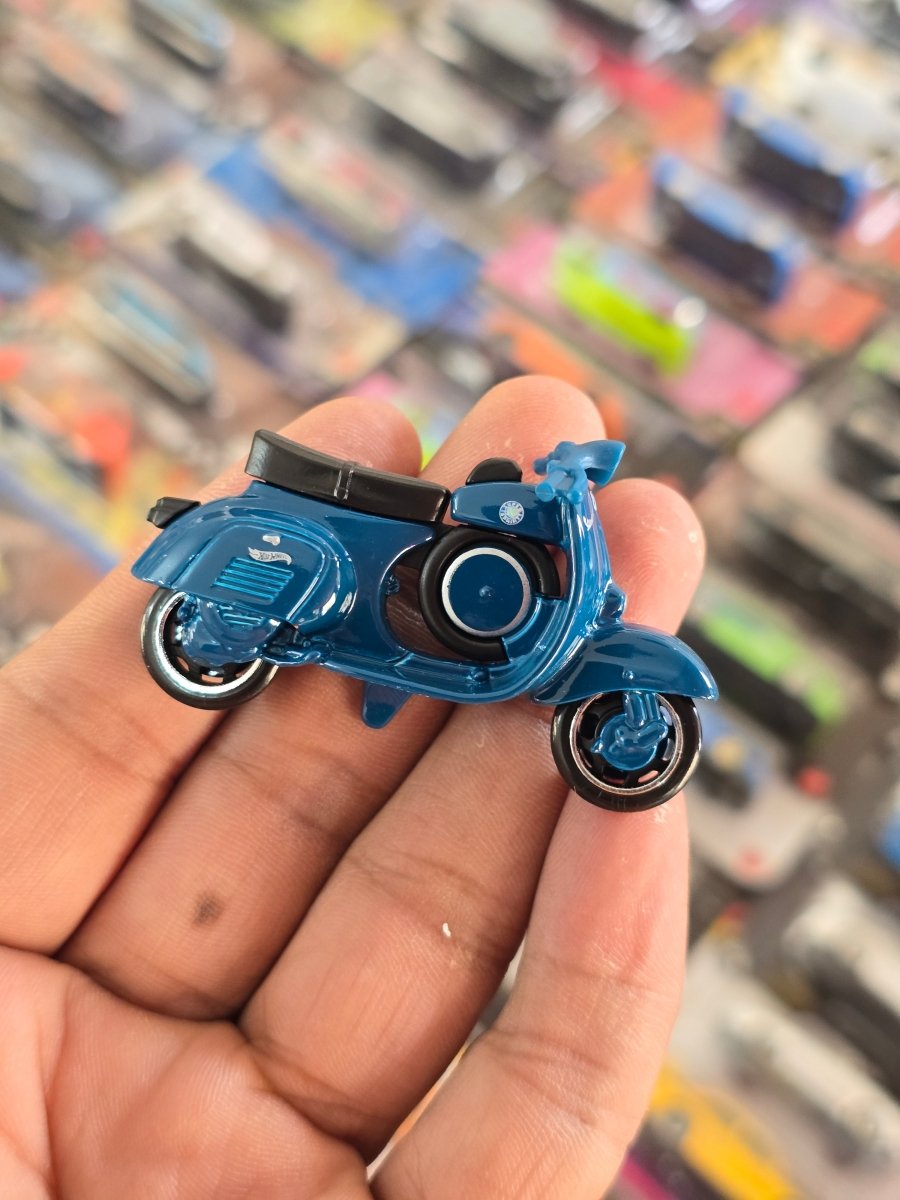 Hot Wheels 1966 Vespa 90 SS Super Sprint Scooter (Uncarded) - Kinder Logs
