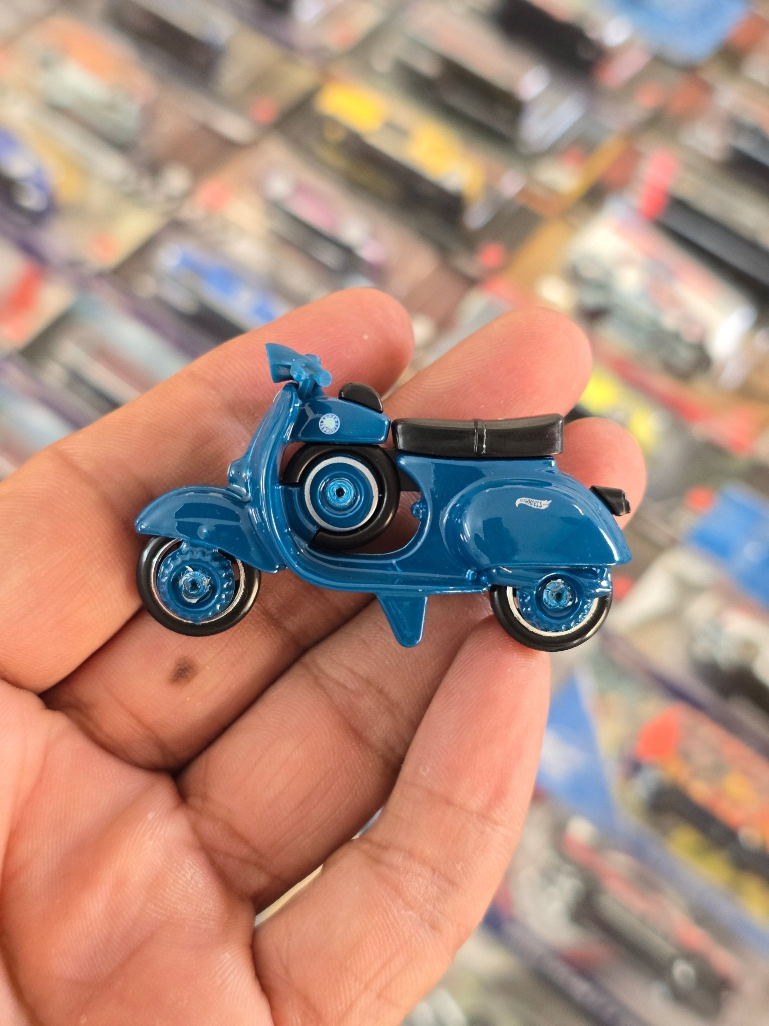 Hot Wheels 1966 Vespa 90 SS Super Sprint Scooter (Uncarded) - Kinder Logs